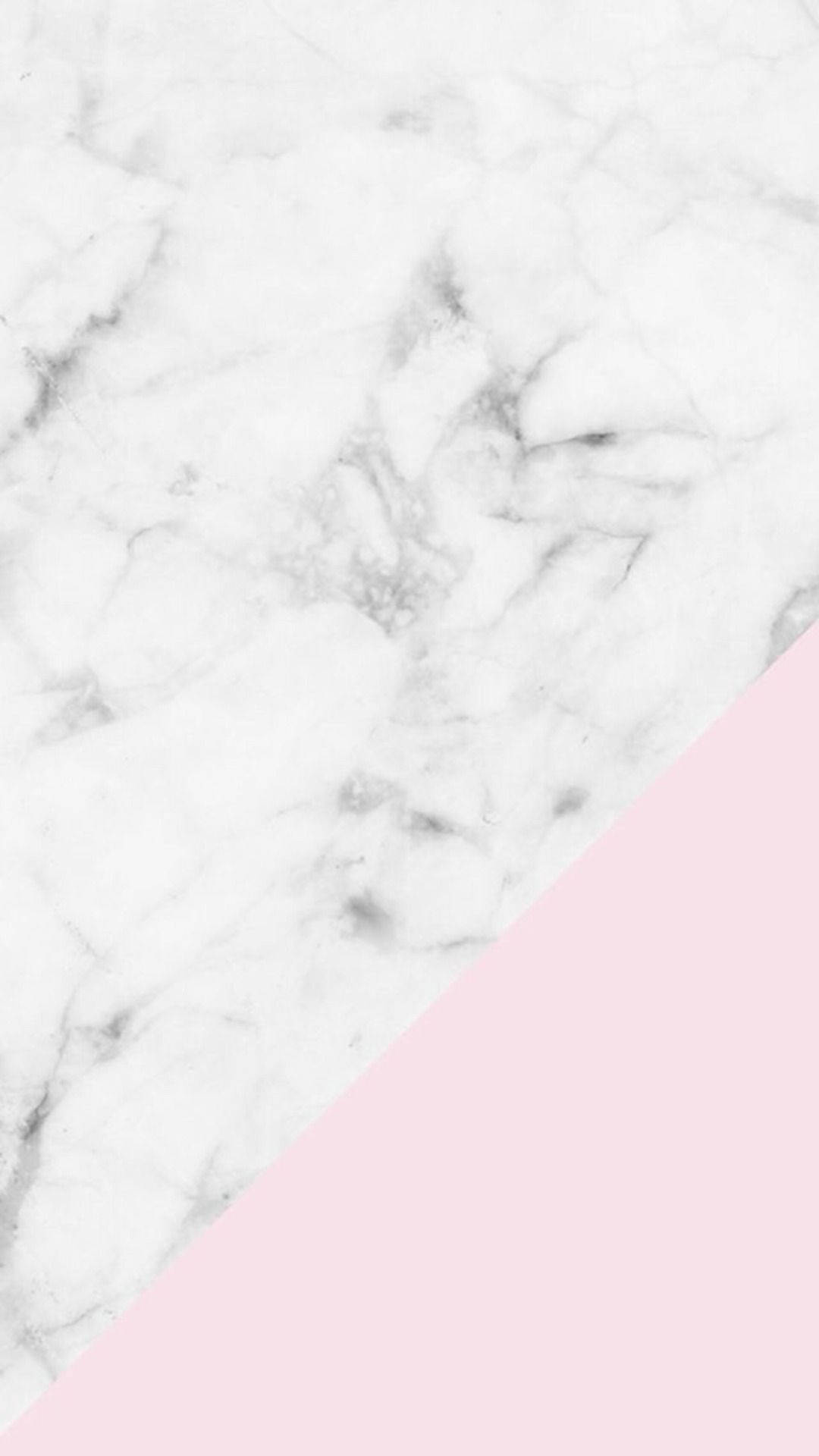 iPhone 桌布 壁紙 — 一個乾淨的白色大理石表面，帶有灰色紋理，被一個柔和的粉紅色幾何區塊對角線分割。