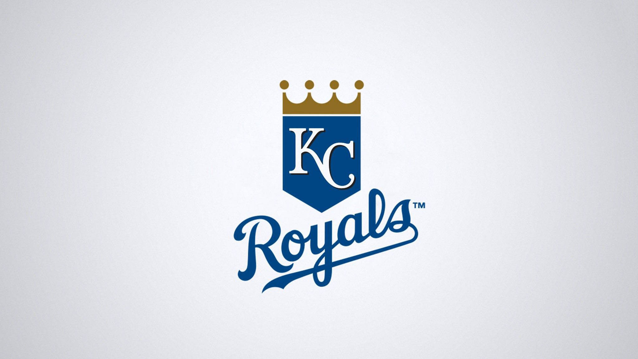Kansas 桌布 壁紙 — 一個乾淨的藍色和金色 Royals 標誌，帶有皇冠和手寫文字，背景為淺灰色。