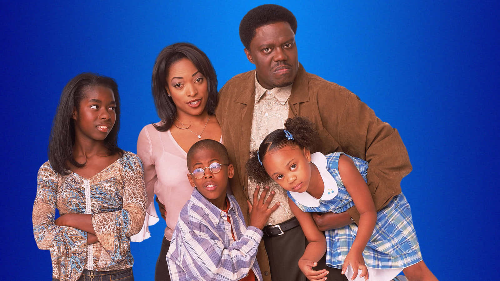 Bernie Mac 桌布 壁紙 — 一個五口之家在純藍色背景前擺姿勢，表情各異，穿著休閒。