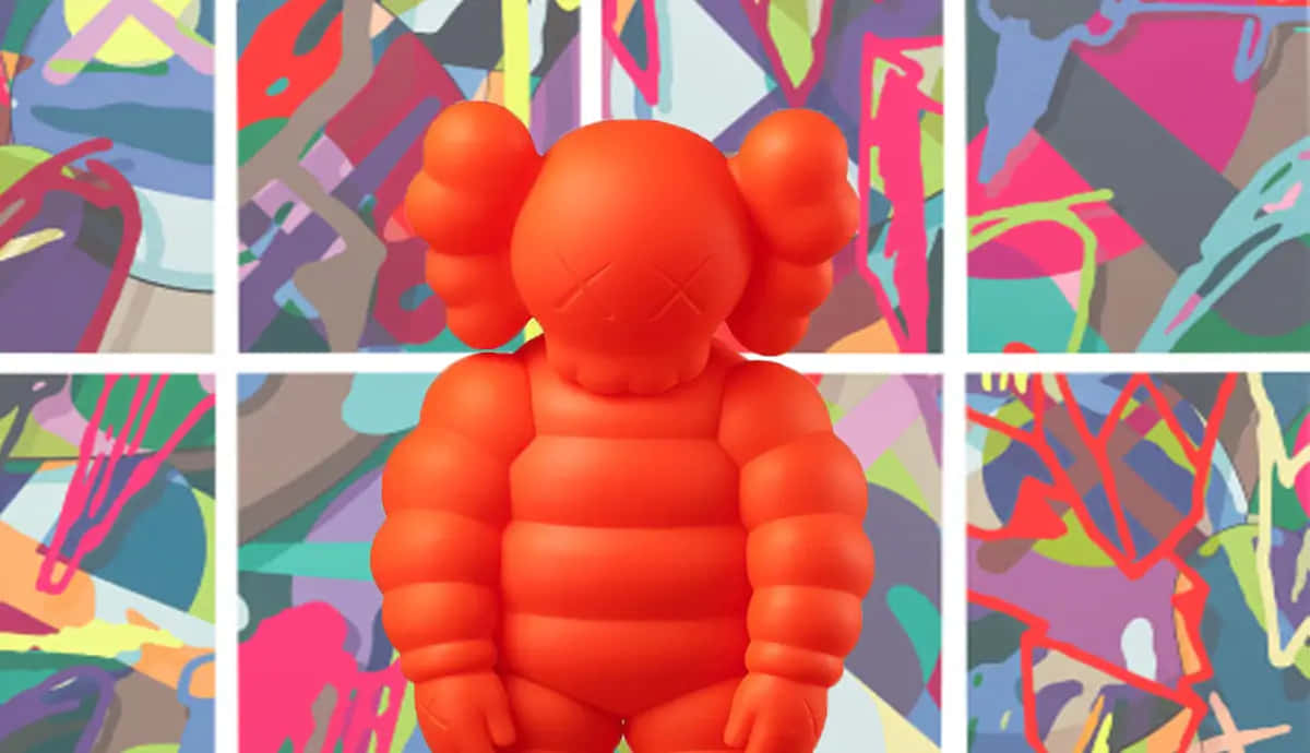 KAWS 桌布 壁紙 — 一個亮橙色的KAWS人偶居中站立，背景是色彩繽紛的幾何形狀和線條組成的充滿活力的抽象拼貼畫。