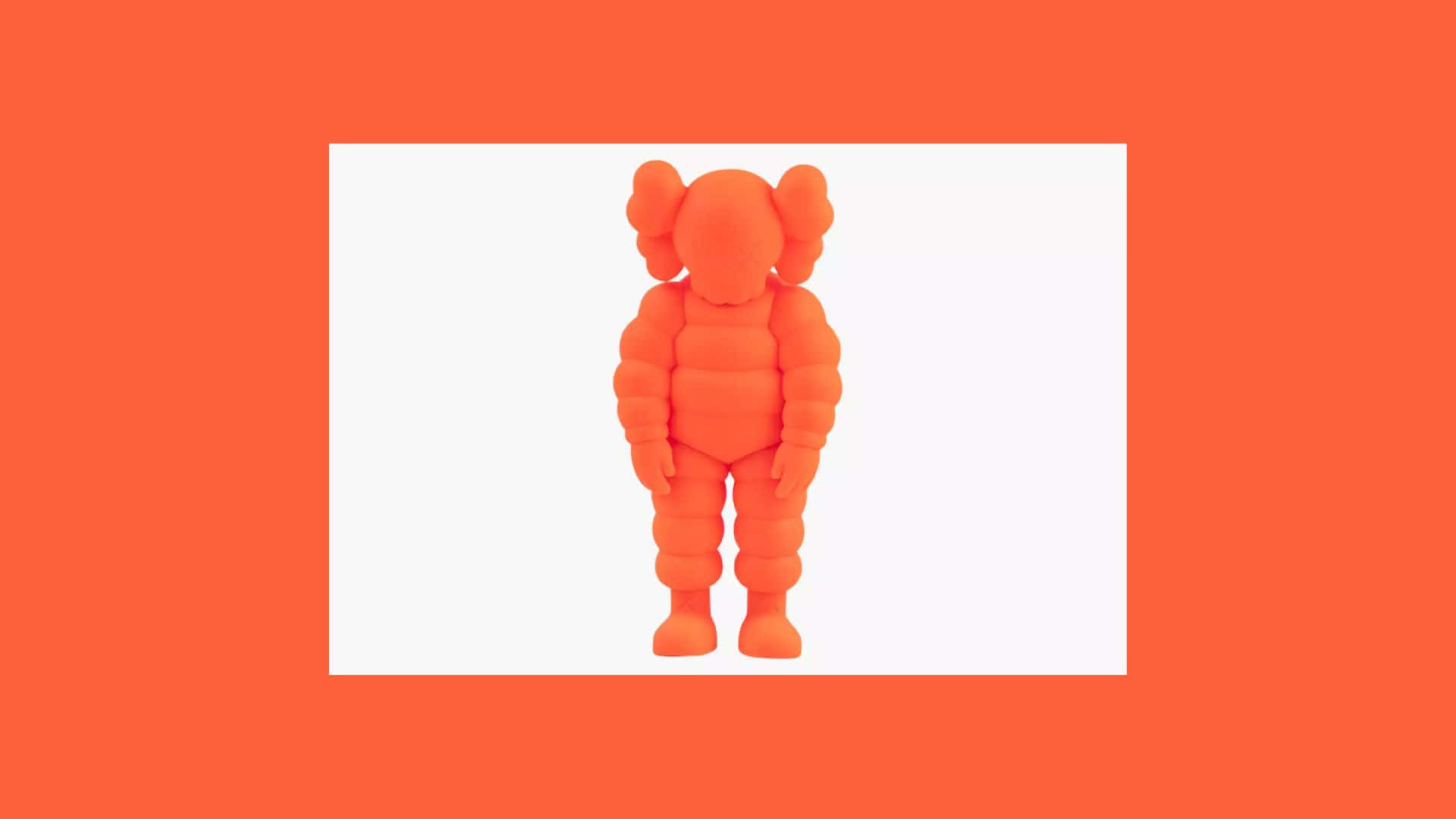 Kaws Figures 桌布 壁紙 — 一個亮橙色的KAWS公仔居中放置在白色正方形上，背景為純橙色。