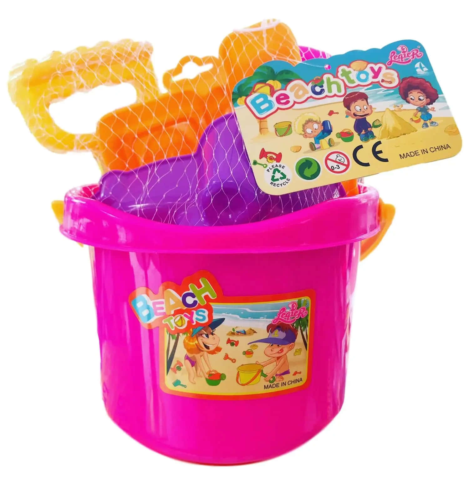 Beach Toys 桌布 壁紙 — 一個亮粉紅色塑膠桶裝有色彩繽紛的沙灘玩具，包括鏟子和模具，包裝上帶有卡通標籤，顯示兒童在沙灘上玩耍。