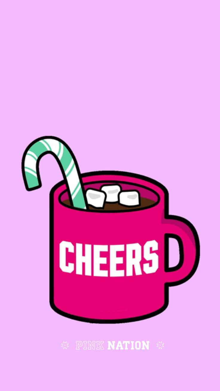 粉紅色 桌布 壁紙 — 一個亮粉色的杯子，上面有 'CHEERS' 字樣，裝著熱可可，配有棉花糖和一根拐杖糖，放在柔和的薰衣草背景上。