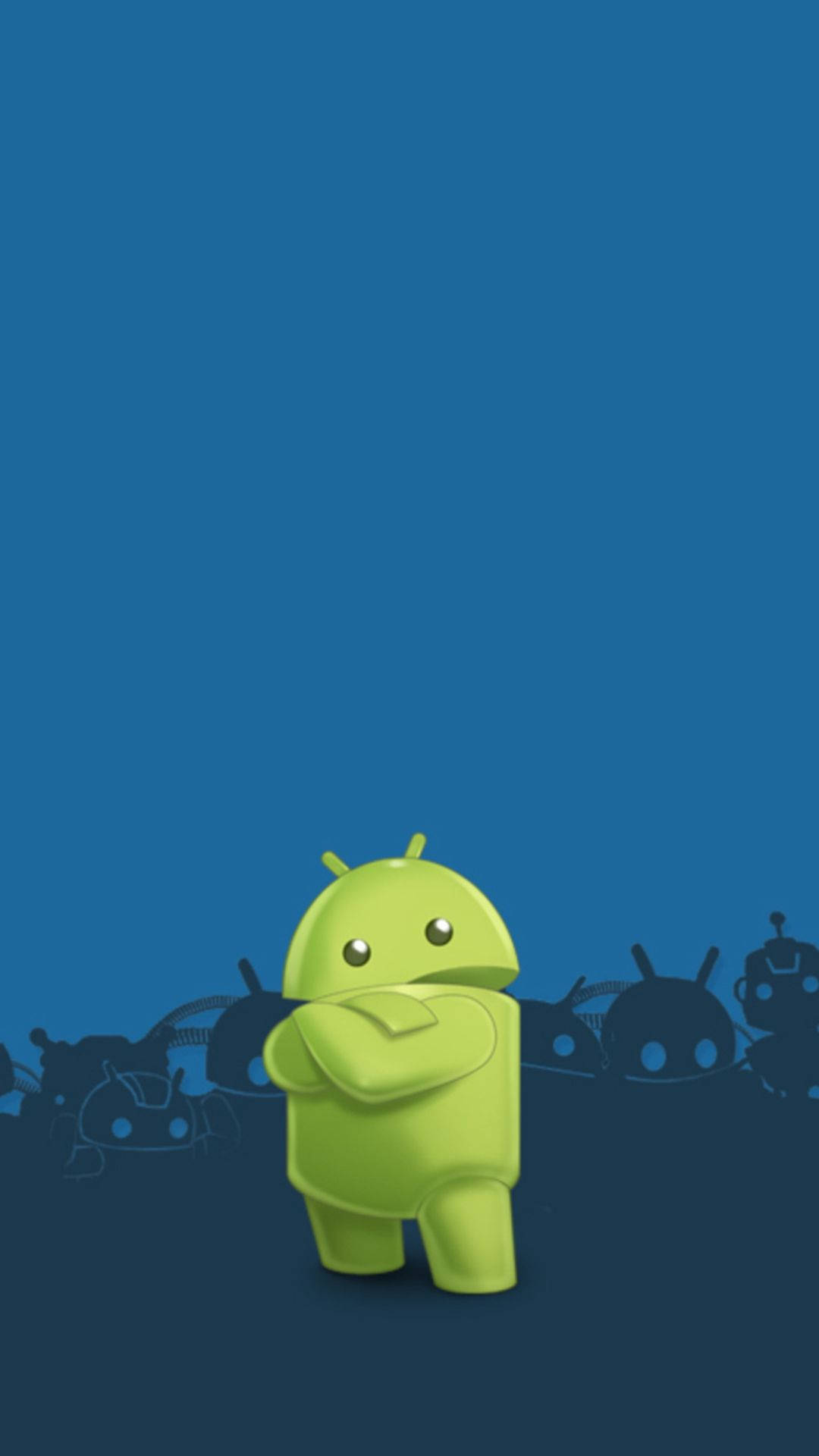 Best Smartphone 桌布 壁紙 — 一個亮綠色的Android吉祥物自信地交叉雙臂，站在藍色漸變背景上，背景有模糊的機器人剪影。