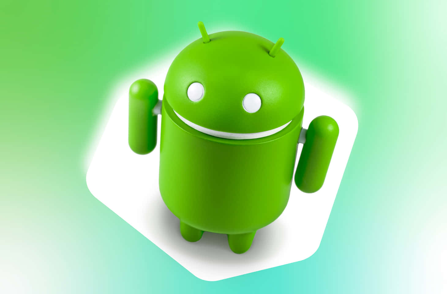 安卓 桌布 壁紙 — 一個亮綠色的Android吉祥物站在白色平台上微笑，背景是柔和的綠色漸變。