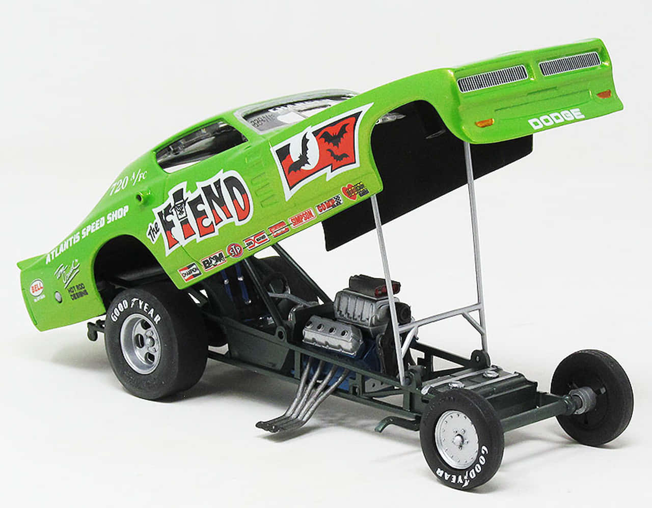 cars 桌布 壁紙 — 一個亮綠色道奇直線加速賽車模型，帶有'The Fiend'品牌標誌和暴露的引擎，背景為白色。