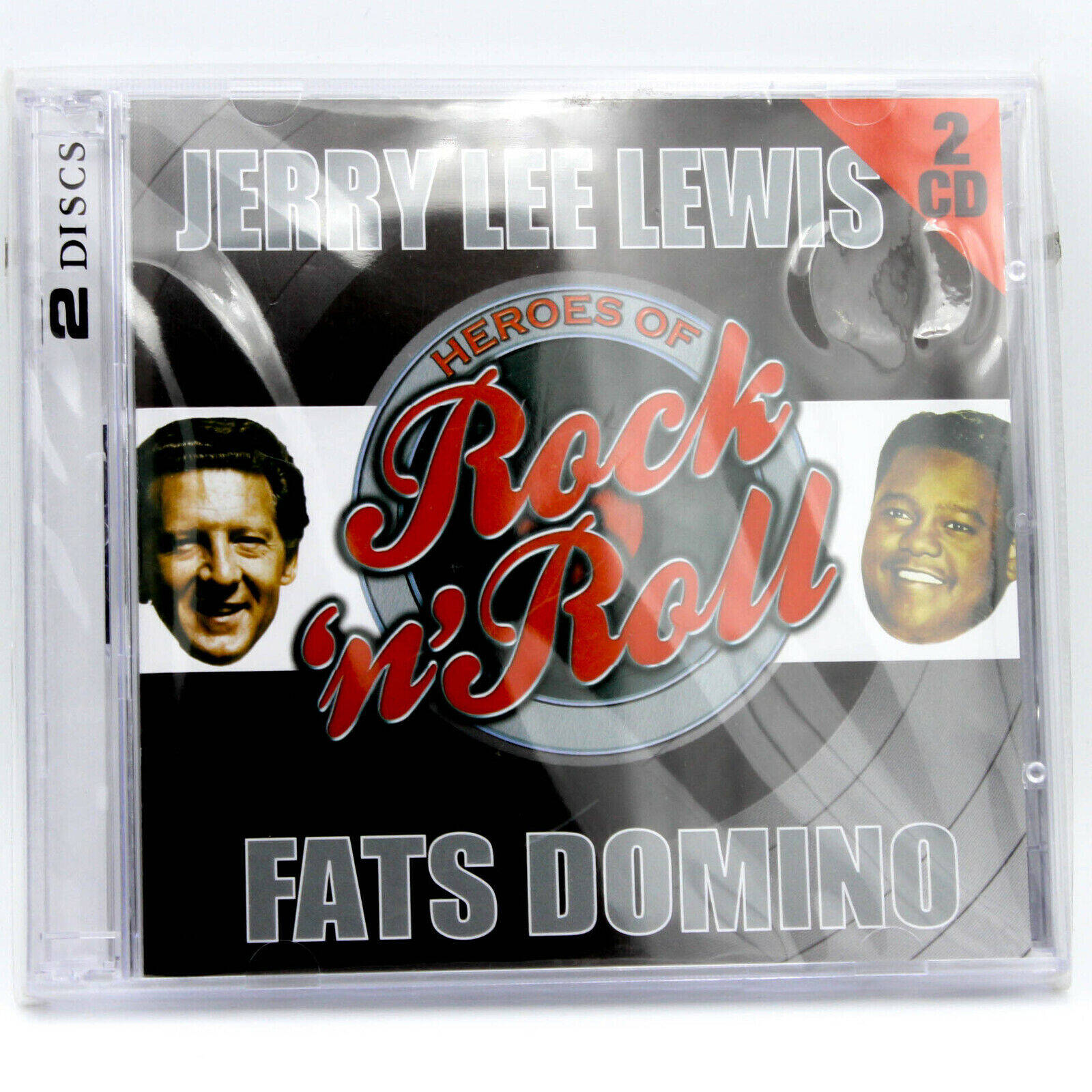 Legend 桌布 壁紙 — 一個亮面CD盒，用於「Heroes of Rock 'n' Roll」， featuring Jerry Lee Lewis 和 Fats Domino，帶有粗體紅色字體和黑白肖像。
