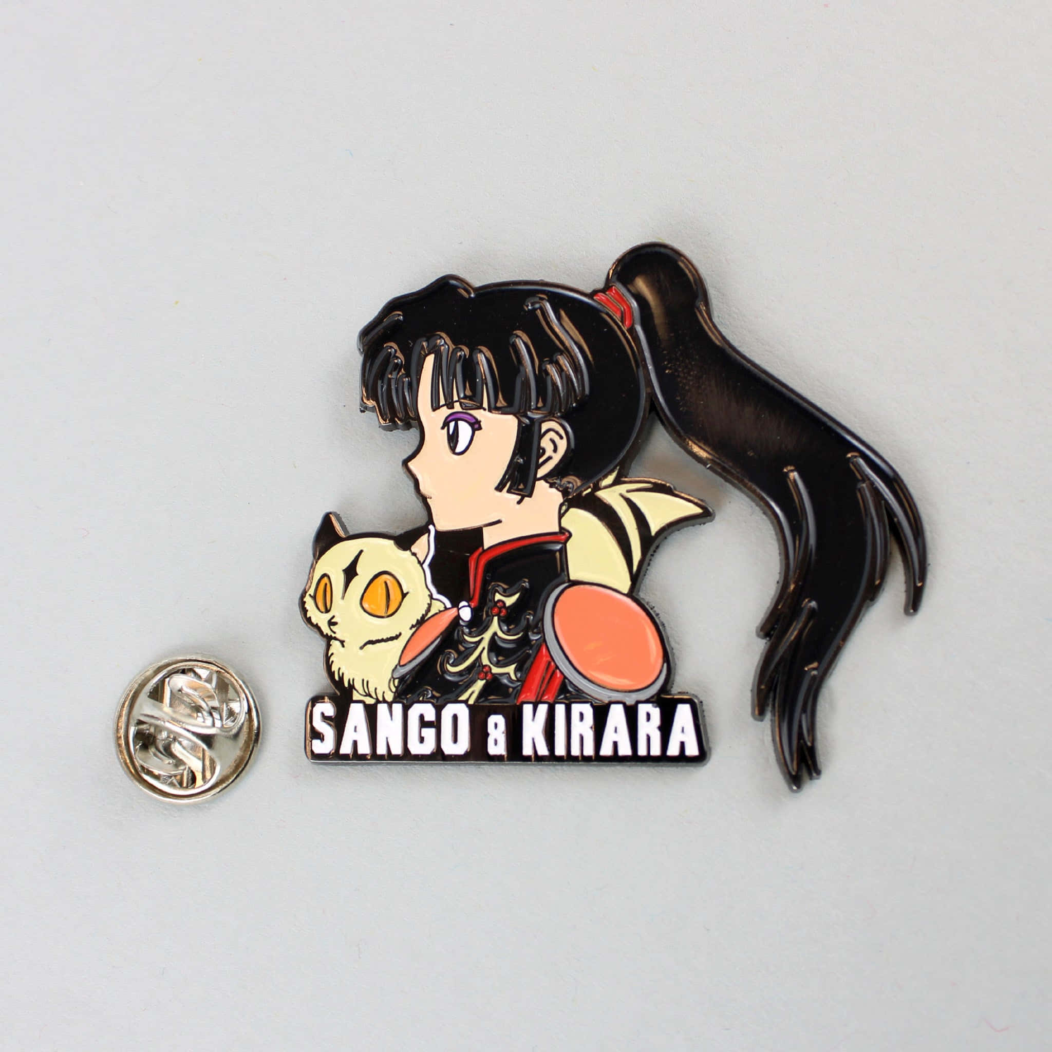 Inuyasha Nekomata 桌布 壁紙 — 一個亮面動畫徽章，上面有珊瑚抱著她的貓雲母，背景為純白色。