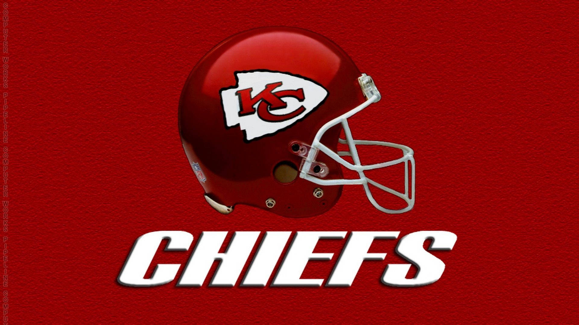 Kansas City Chiefs Cool 桌布 壁紙 — 一個亮面紅色堪薩斯城酋長隊美式足球頭盔，帶有白色面罩和標誌，位於紋理紅色背景上粗體白色 'CHIEFS' 文字上方。