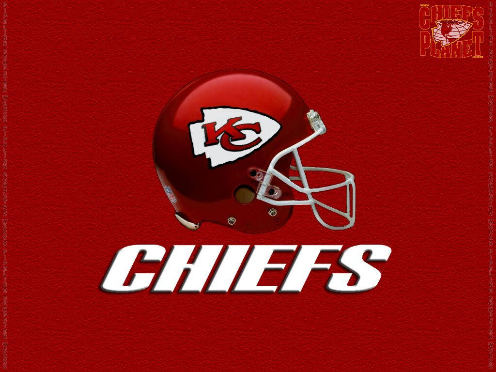 Kc Chiefs 桌布 壁紙 — 一個亮面紅色堪薩斯城酋長隊美式足球頭盔，帶有白色面罩和標誌，居中放置在帶紋理的紅色背景上，下方有粗體白色球隊名稱。