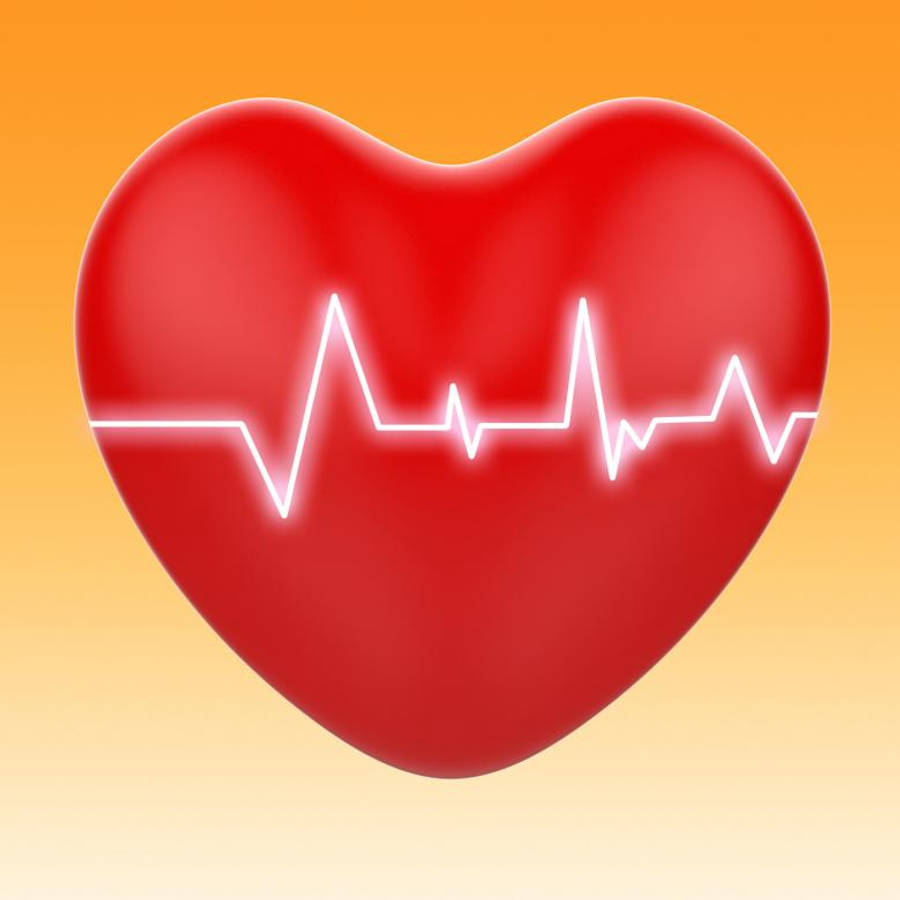 Heartbeat 桌布 壁紙 — 一個亮面紅色心形，中央有一條發光的白色心跳線，背景是溫暖的橙色漸變。