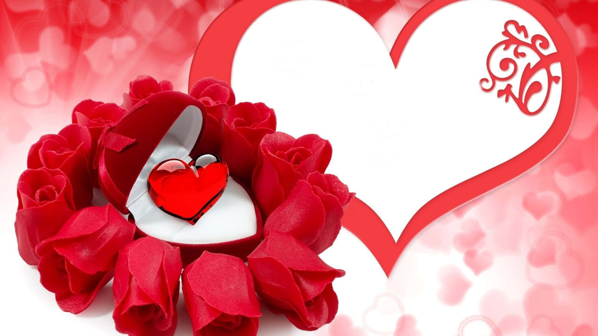 Heart Shape 桌布 壁紙 — 一個亮面紅色愛心放在一個打開的盒子裡，盒子置於鮮豔的紅玫瑰之中，背景是柔和的粉紅色愛心圖案。