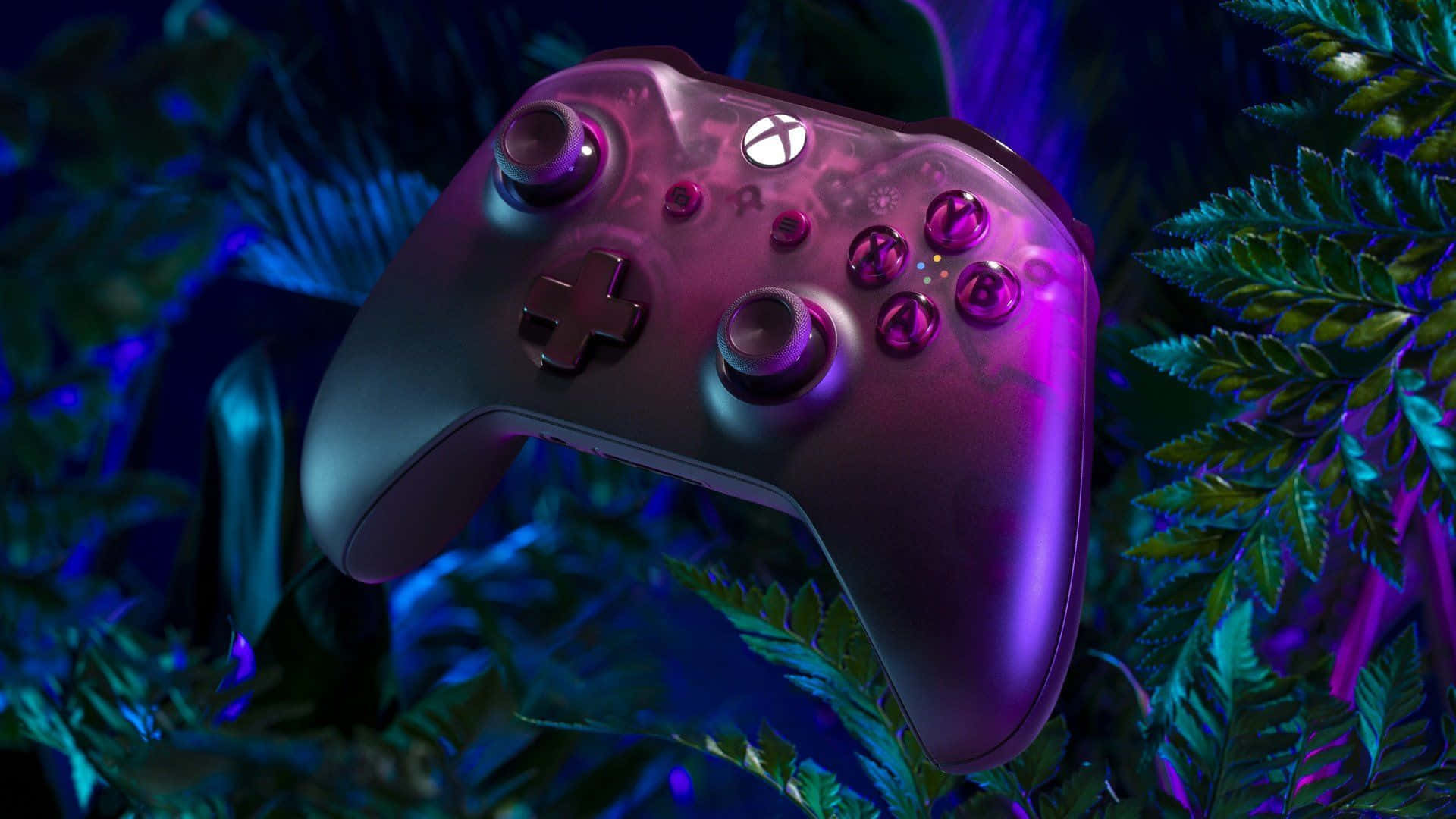 Xbox 桌布 壁紙 — 一個亮面紫色Xbox手把藏在發光的蕨類植物之間，在霓虹藍和粉紅燈光下。