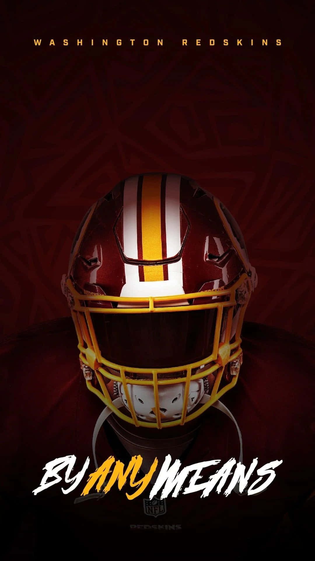 Washington Football 桌布 壁紙 — 一個亮面酒紅色美式足球頭盔，帶有金色和白色條紋及面罩，置於深紅色幾何圖案背景中央。