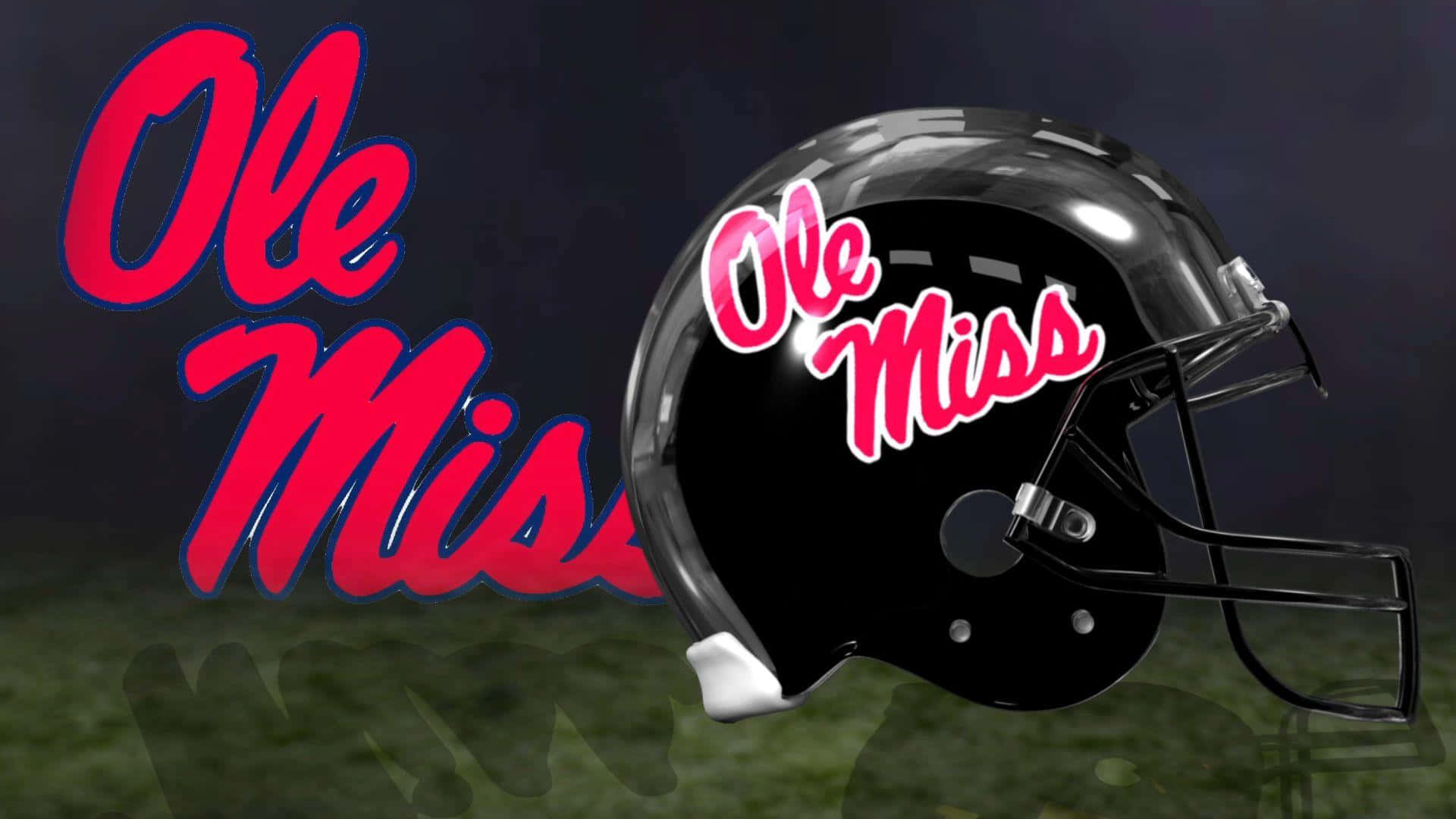運動 桌布 壁紙 — 一個亮面黑色 Ole Miss 美式足球頭盔，帶有粉紅色草寫標誌，放在草地上，旁邊有大型紅色草寫 Ole Miss 文字。