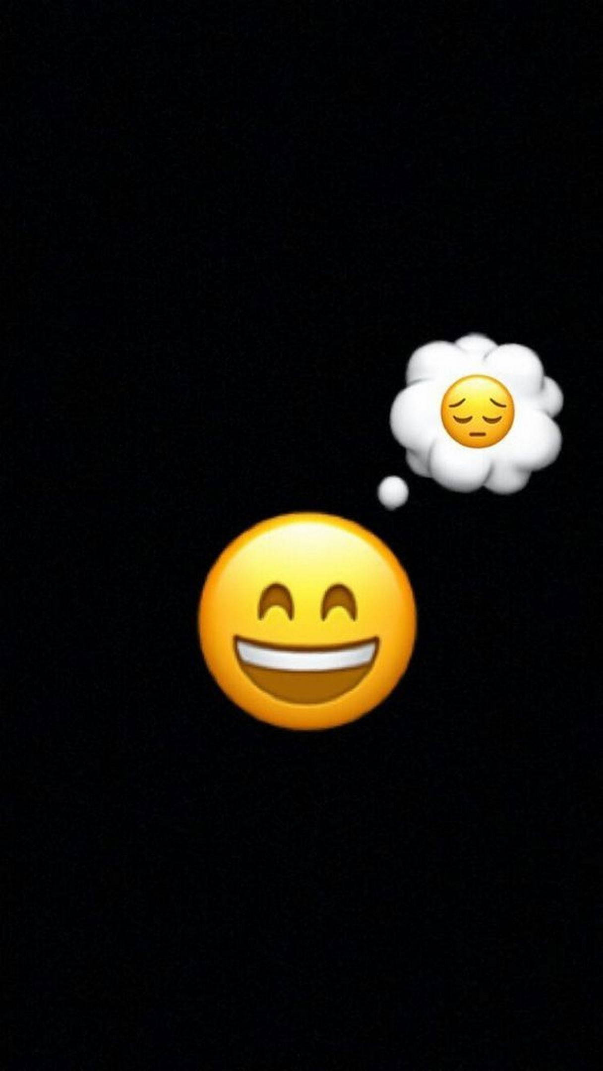 Sad Emoji 桌布 壁紙 — 一個亮黃色大笑的表情符號，帶有對話氣泡，顯示一個悲傷的太陽表情符號，背景為黑色。