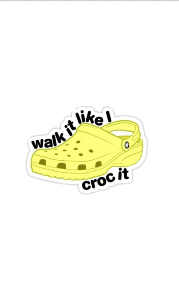 Crocs 桌布 壁紙 — 一個亮黃色的Croc鞋貼紙，上面有俏皮文字 walk it like I croc it。