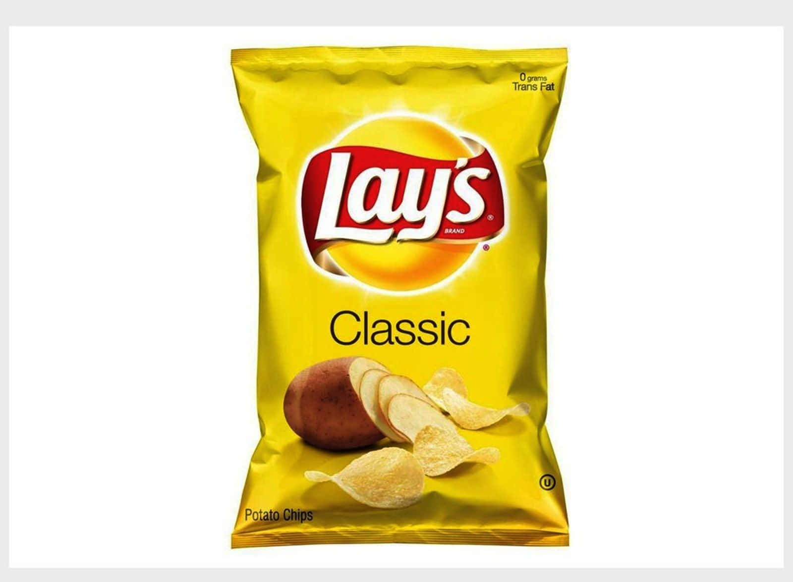 Snacks 桌布 壁紙 — 一個亮黃色的Lay's Classic洋芋片袋，上面有一顆完整的馬鈴薯和脆片，背景是乾淨的白色。