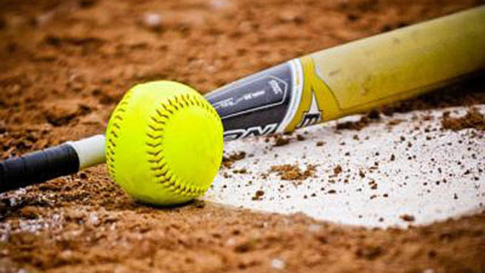 Cute Softball 桌布 壁紙 — 一個亮黃色的壘球放在一個黃色球棒旁邊，在靠近白色壘包的泥地球場上。