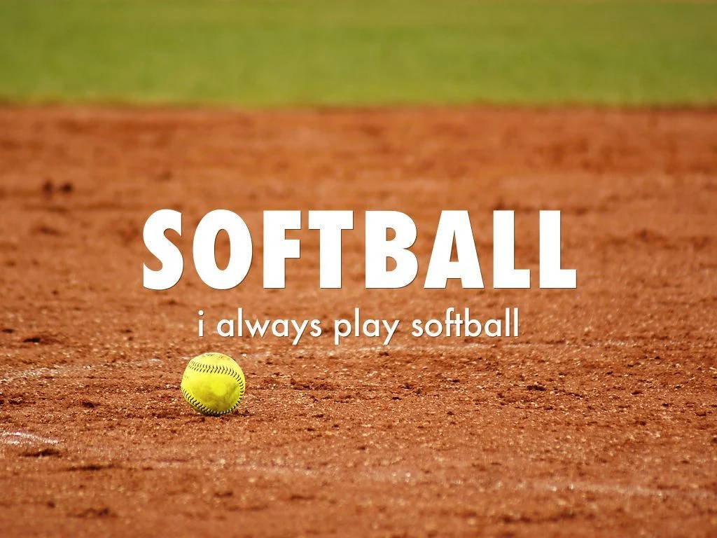 Cute Softball 桌布 壁紙 — 一個亮黃色的壘球放在紅褐色的泥土上，背景有綠草，粗體白色文字寫著壘球 我總是打壘球。
