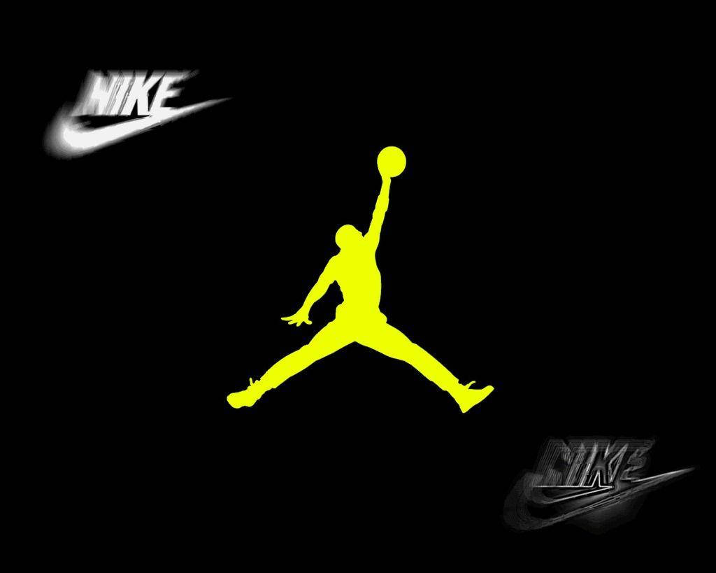 Cool Nike 桌布 壁紙 — 一個亮黃色的籃球運動員剪影，在半空中灌籃，背景為黑色，帶有兩個Nike swoosh標誌。
