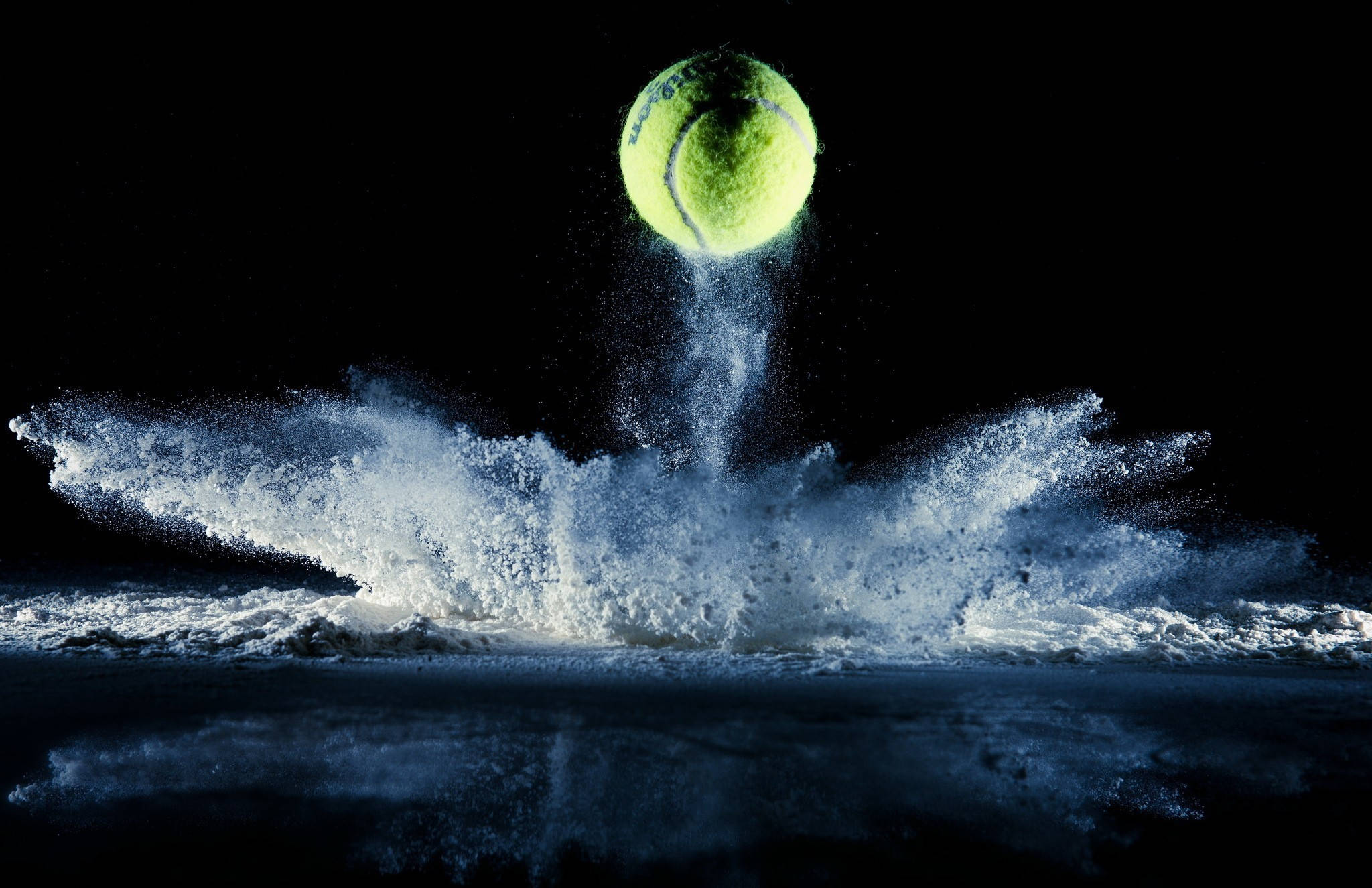 Tennis 桌布 壁紙 — 一個亮黃色的網球懸浮在黑色背景上白色粉末的戲劇性爆炸之上。