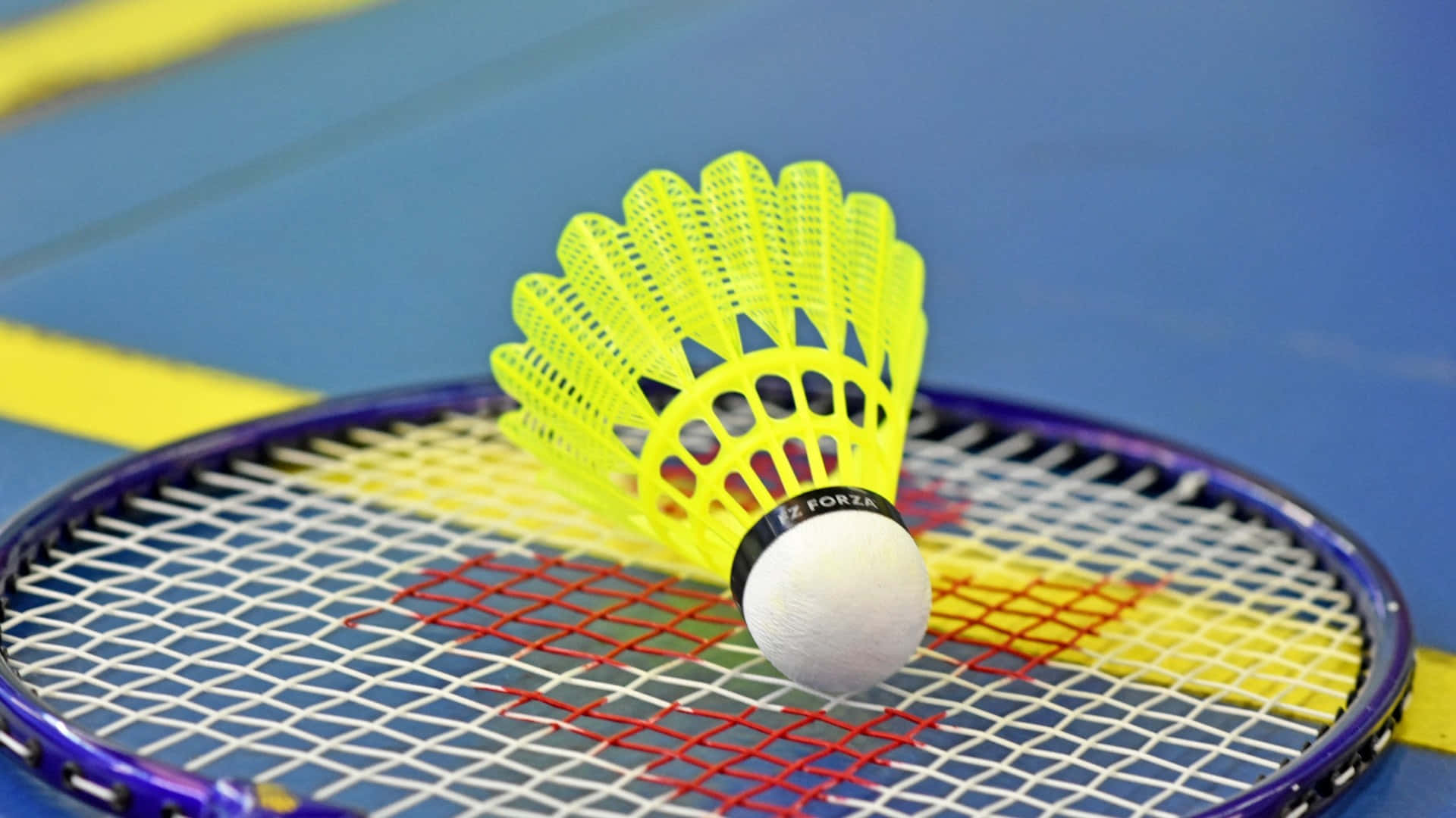 Best Badminton 桌布 壁紙 — 一個亮黃色的羽毛球停放在紫色球拍上，背景有紅色和黃色的球場線。