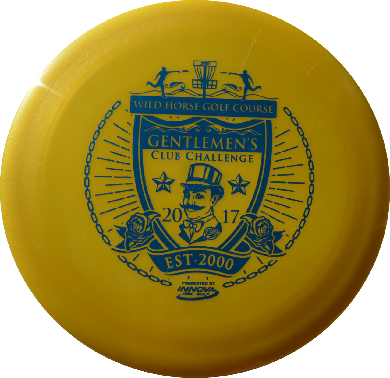 Frisbee 桌布 壁紙 — 一個亮黃色的飛盤高爾夫飛盤，帶有2017年紳士俱樂部挑戰賽（野馬高爾夫球場）的藍色徽章。