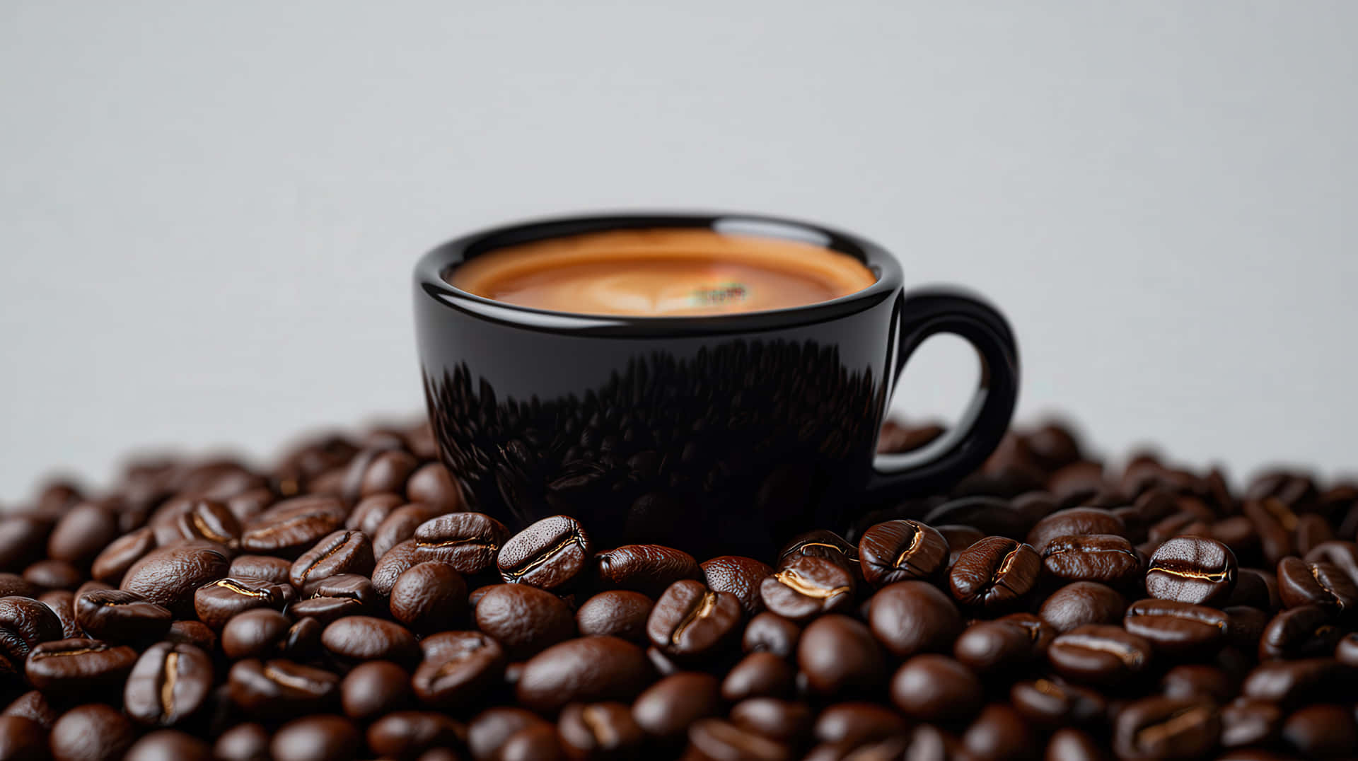 A stylish black coffee cup filled with espresso, placed on a bed of roasted coffee beans 壁紙 — 一個亮黑色的濃縮咖啡杯 nestled 在豐富的棕色烘焙咖啡豆中，背景是柔和的灰色。