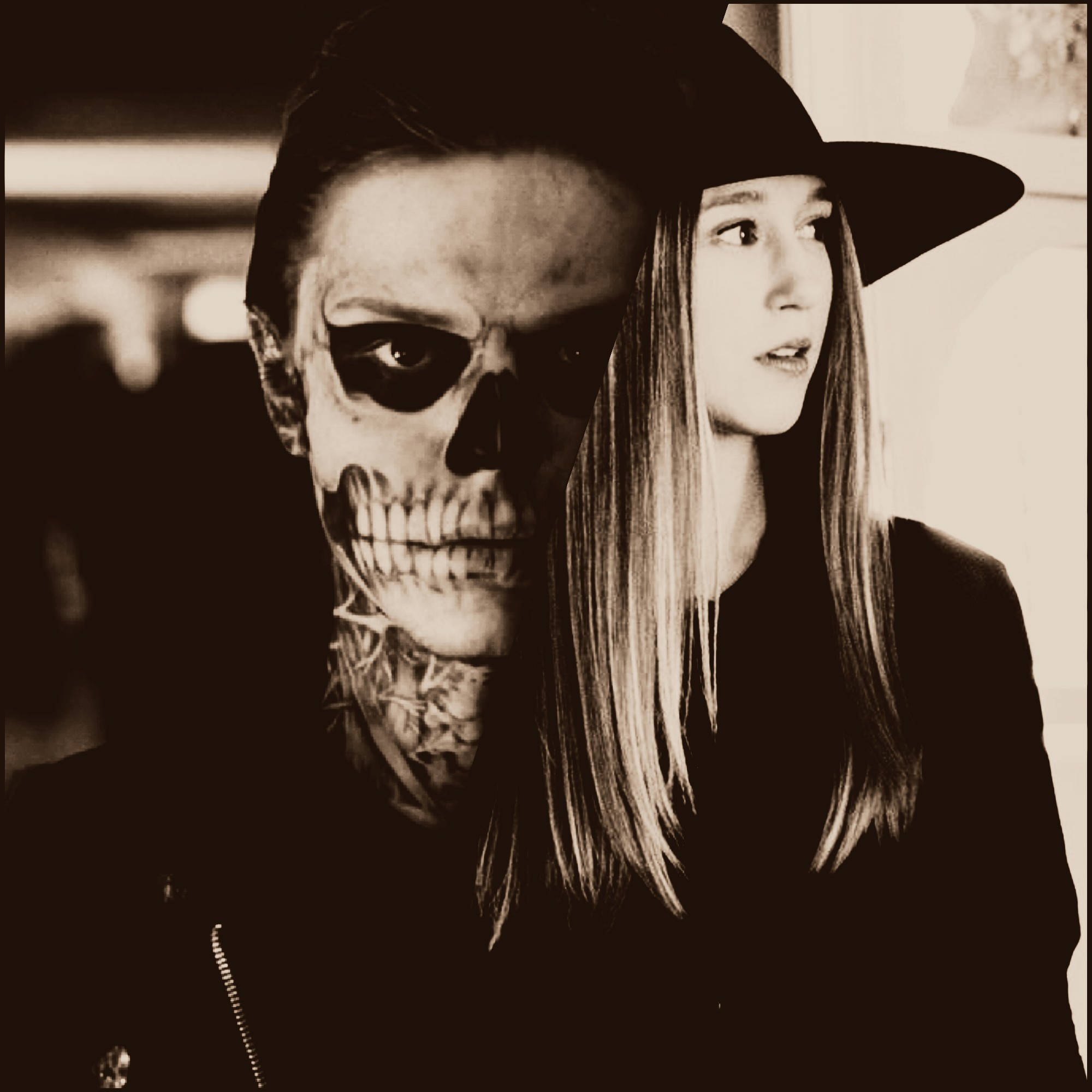 Tate Langdon 桌布 壁紙 — 一個人半邊臉是骷髏紋身，半邊是女人臉，戴著帽子，望向鏡頭外，以懷舊棕色調呈現。