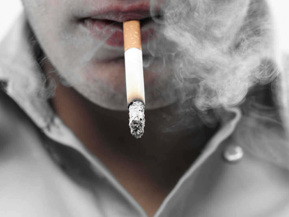 煙動圖 桌布 壁紙 — 一個人吸煙的特寫，煙霧在他們的嘴唇和襯衫領周圍縈繞。