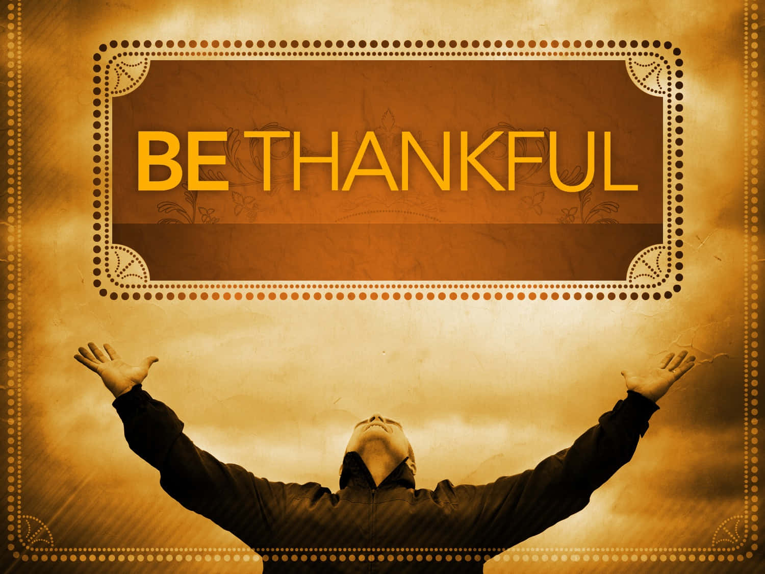 Thankful 桌布 壁紙 — 一個人在一個復古裝飾框架下舉起雙臂，框架顯示「心懷感恩」字樣，背景是溫暖的金色天空。