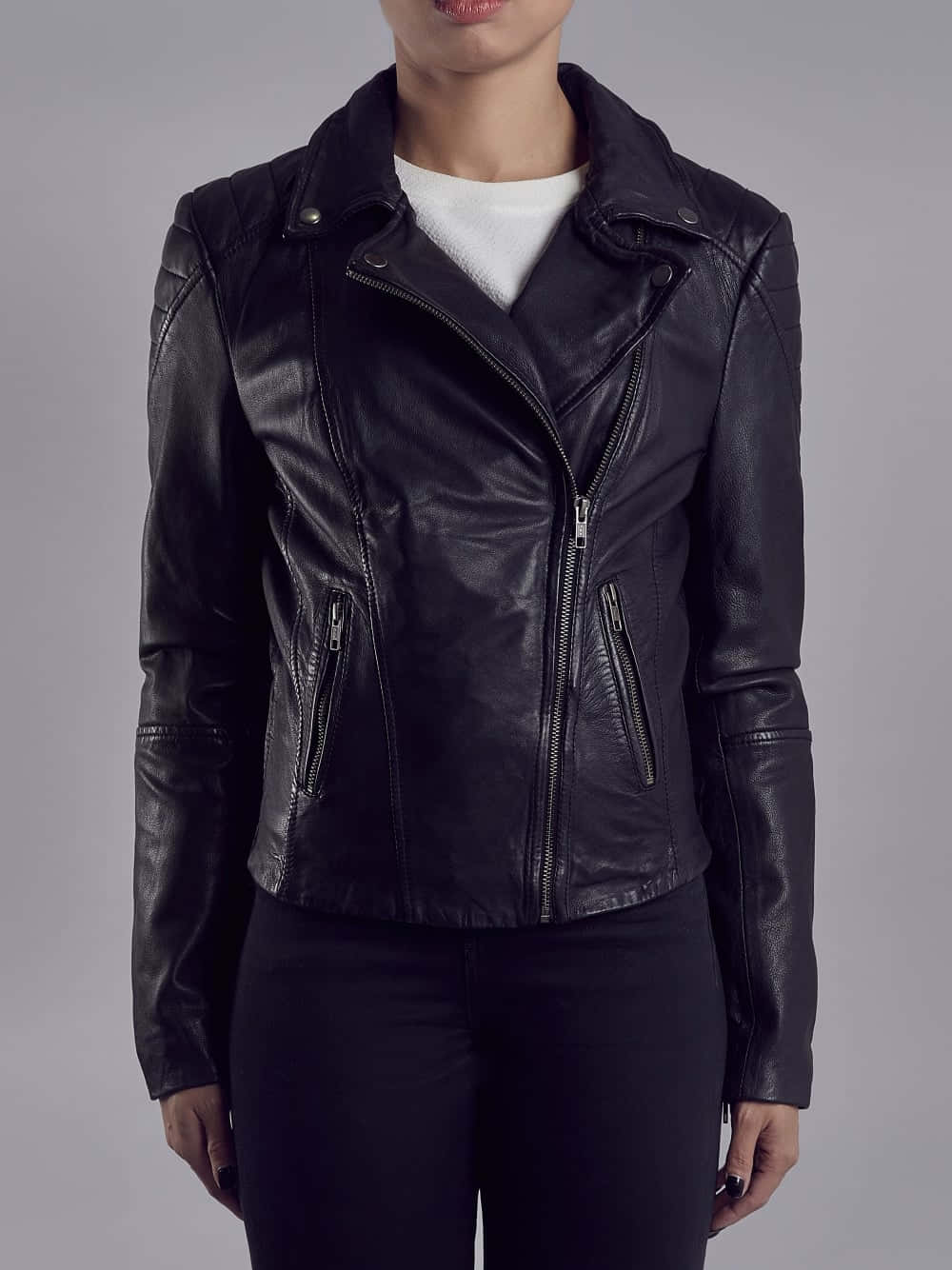 Black Leather 桌布 壁紙 — 一個人在中性灰色背景前，穿著一件有銀色拉鍊的時尚黑色皮夾克，內搭白色T恤。