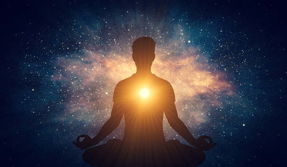 靈魂 桌布 壁紙 — 一個人在充滿活力的星空銀河背景下冥想，心臟發光的剪影。