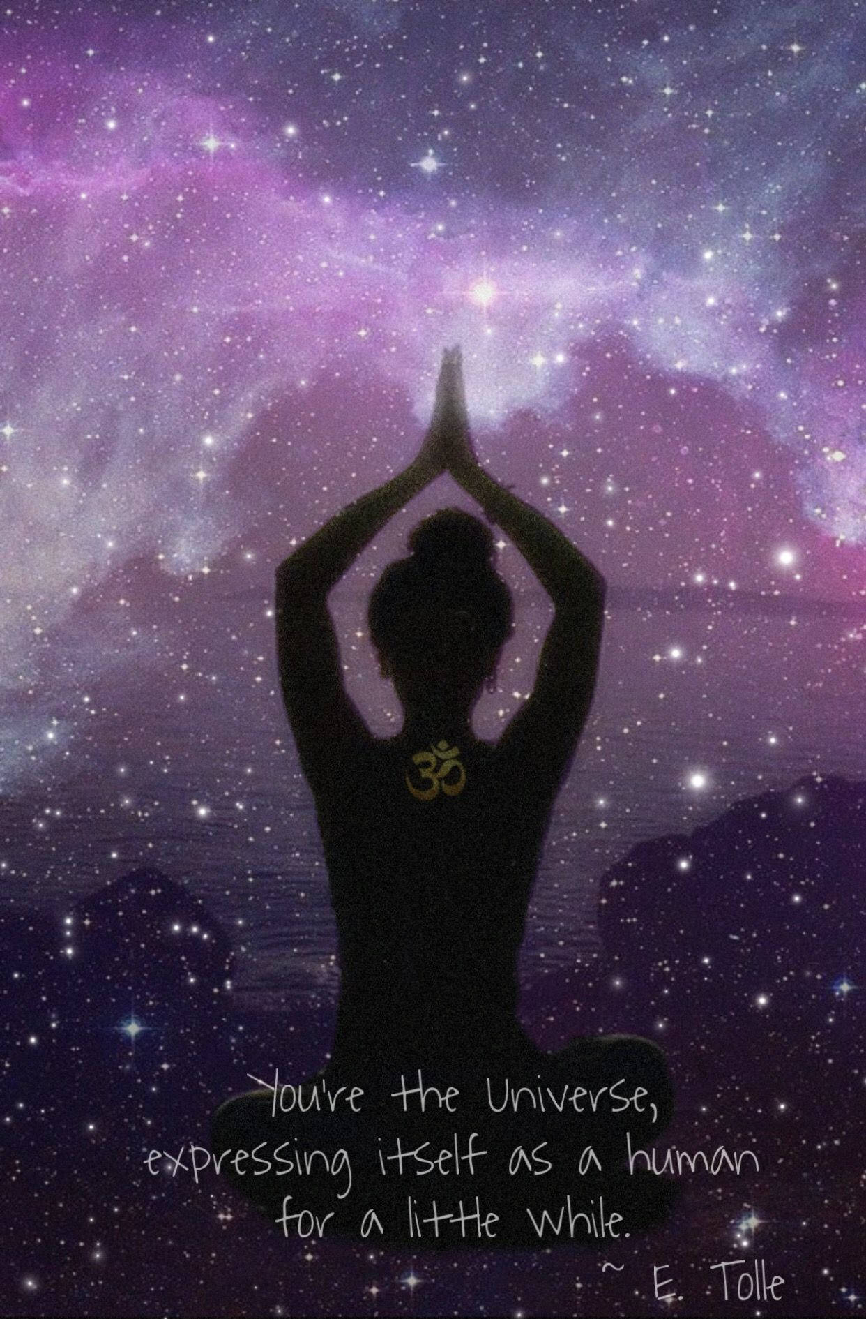 手機 桌布 壁紙 — 一個人在充滿活力的紫色星空和宇宙雲層背景下做瑜伽姿勢的剪影。