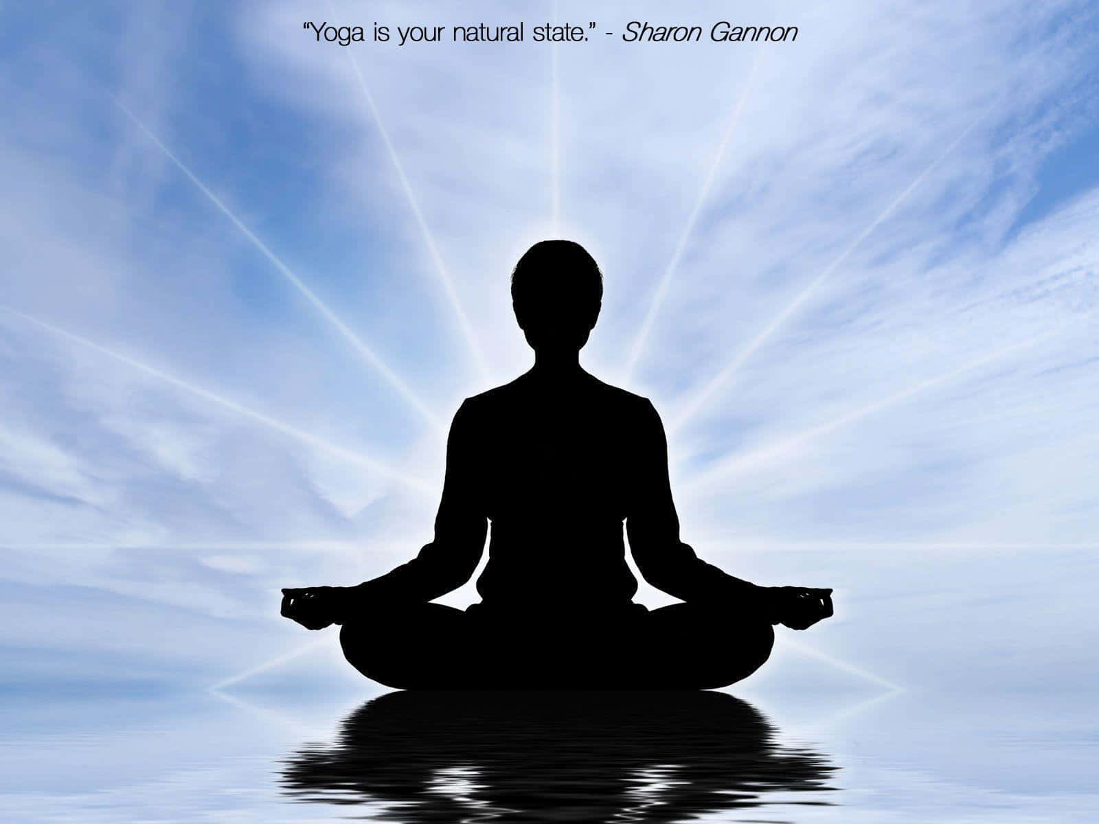Spiritual Meditation 桌布 壁紙 — 一個人在光芒四射的天空下於水上以蓮花坐姿冥想的剪影，附有語錄。