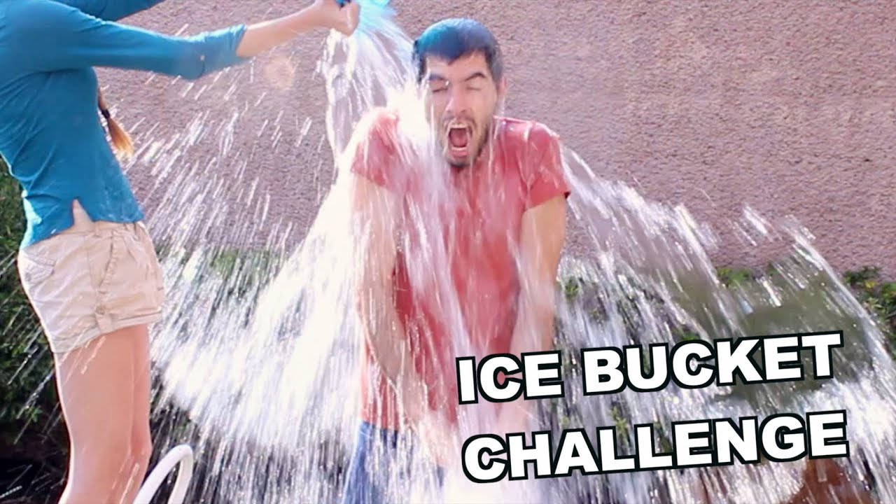 challenge accepted 桌布 壁紙 — 一個人在冰桶挑戰中戲劇性地反應，另一個人將冰水倒在其頭上。