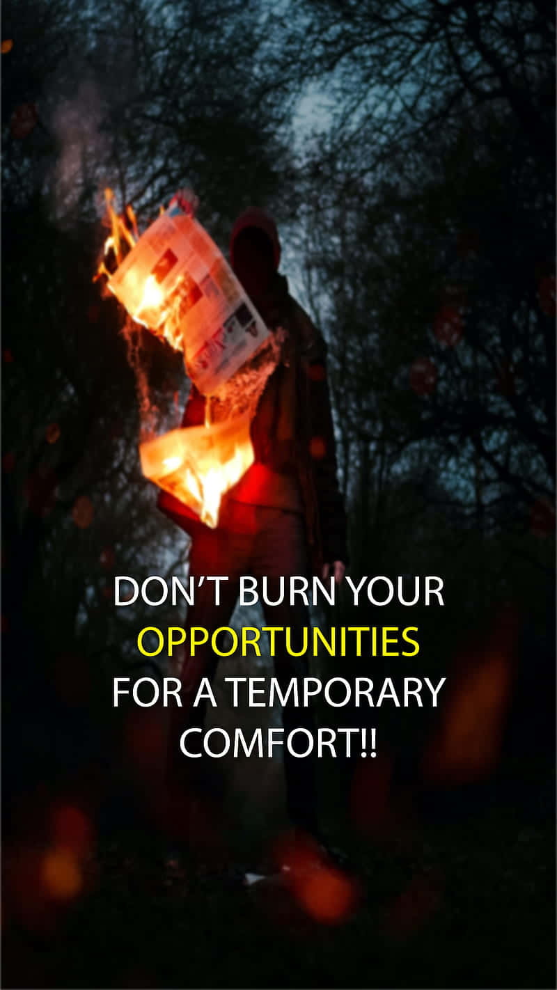 Opportunity 桌布 壁紙 — 一個人在夜晚的黑暗森林中手持燃燒的報紙，火焰照亮了他們在光禿樹木前的剪影。