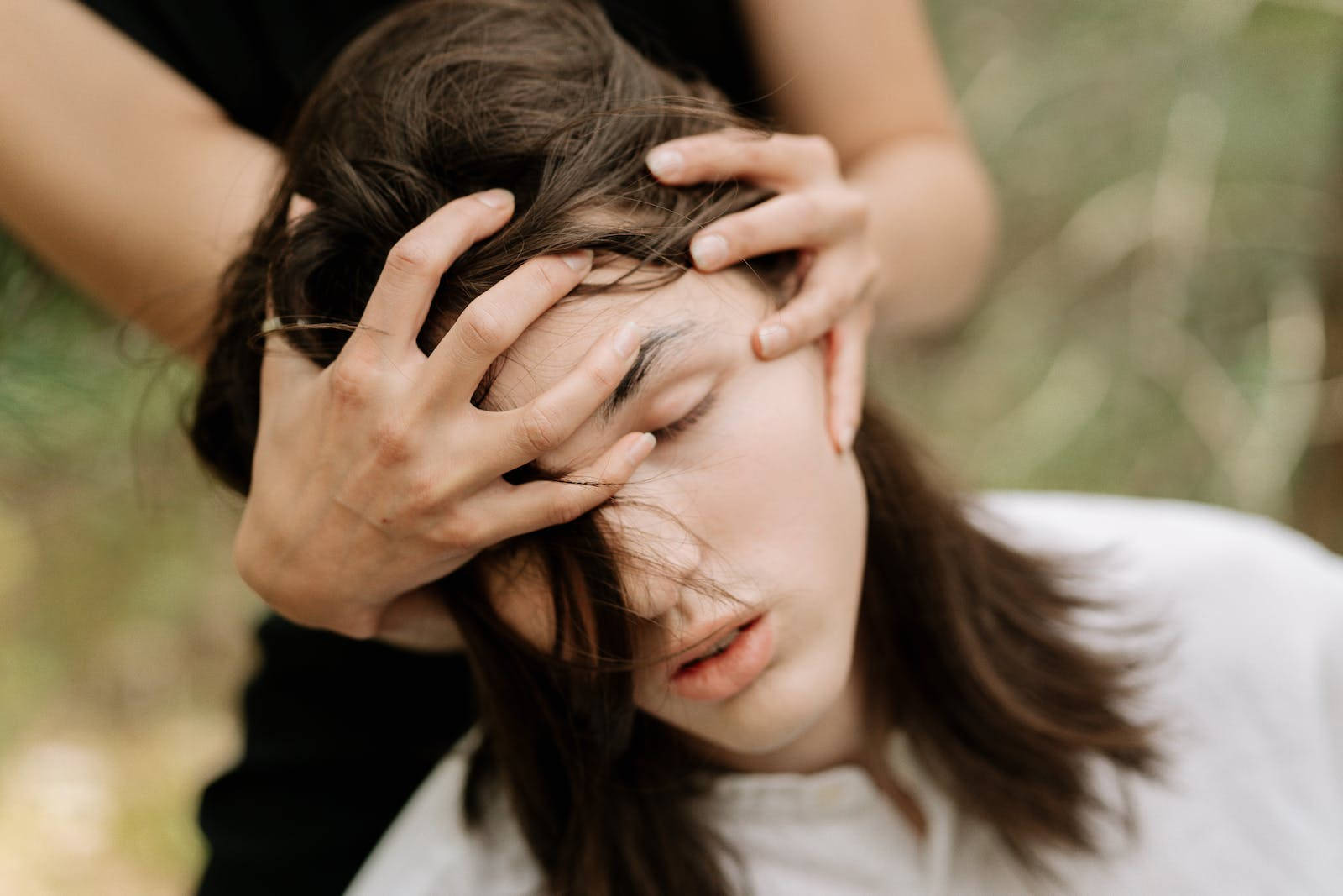 Hypnosis 桌布 壁紙 — 一個人在寧靜的戶外環境中，雙手輕輕托著頭部。