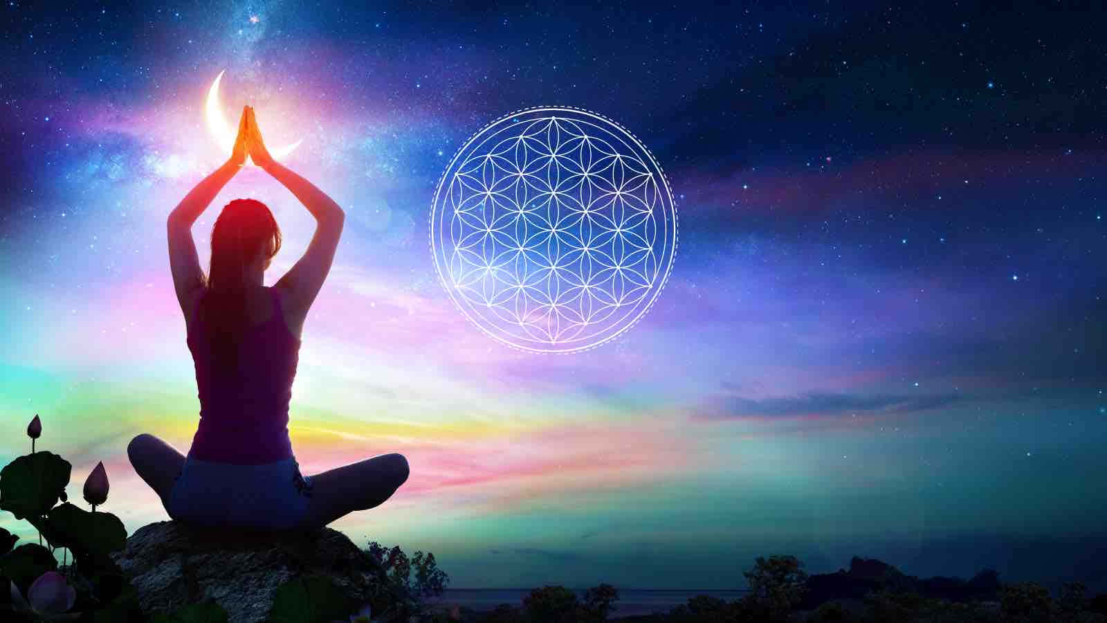 桌布 壁紙 — 一個人在岩石上以剪影冥想，背景是充滿活力的宇宙天空，並有發光的生命之花符號。