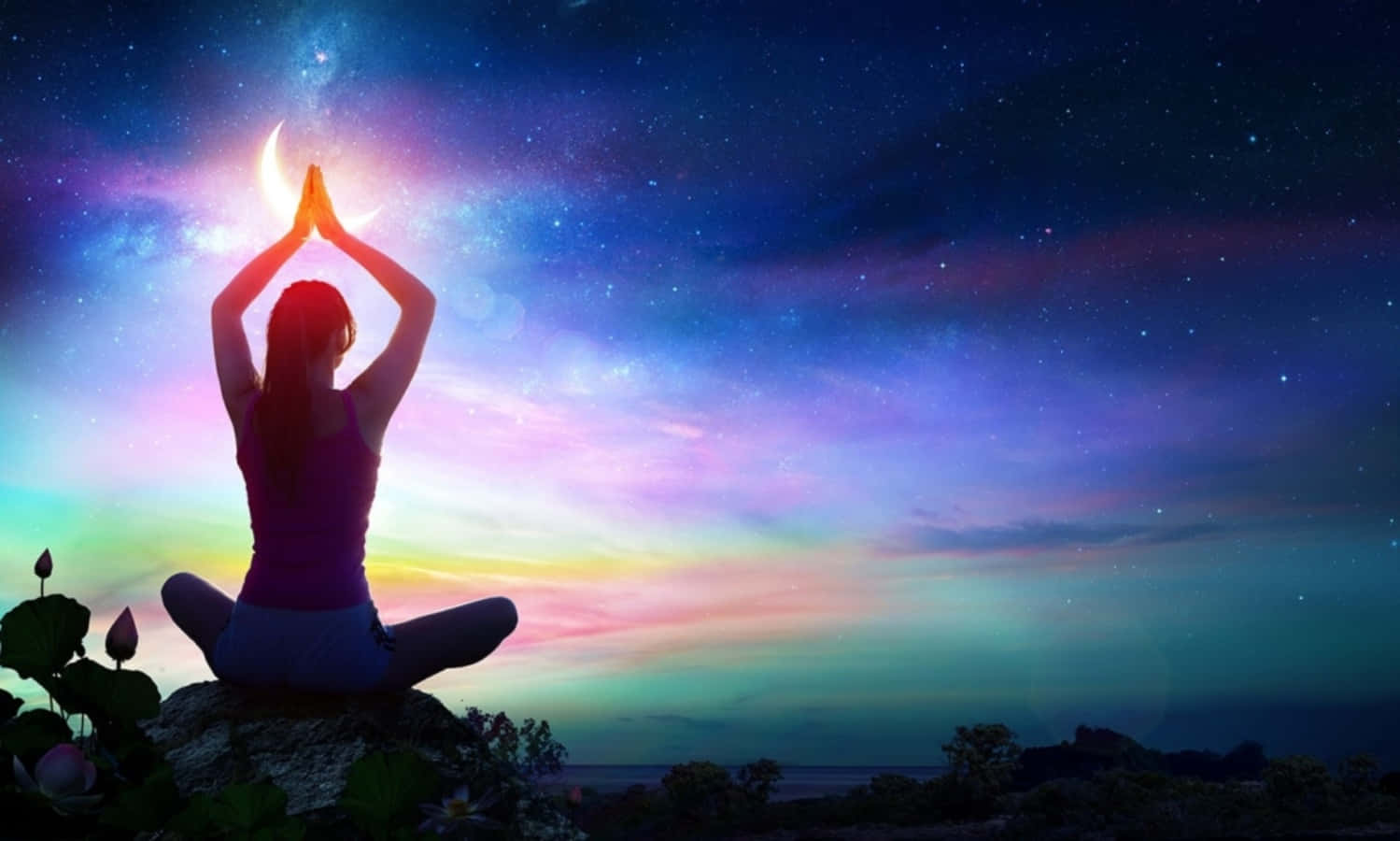 Spirituality 桌布 壁紙 — 一個人在岩石上以蓮花坐姿冥想，頭頂是充滿星星和新月的 vibrant 宇宙天空。