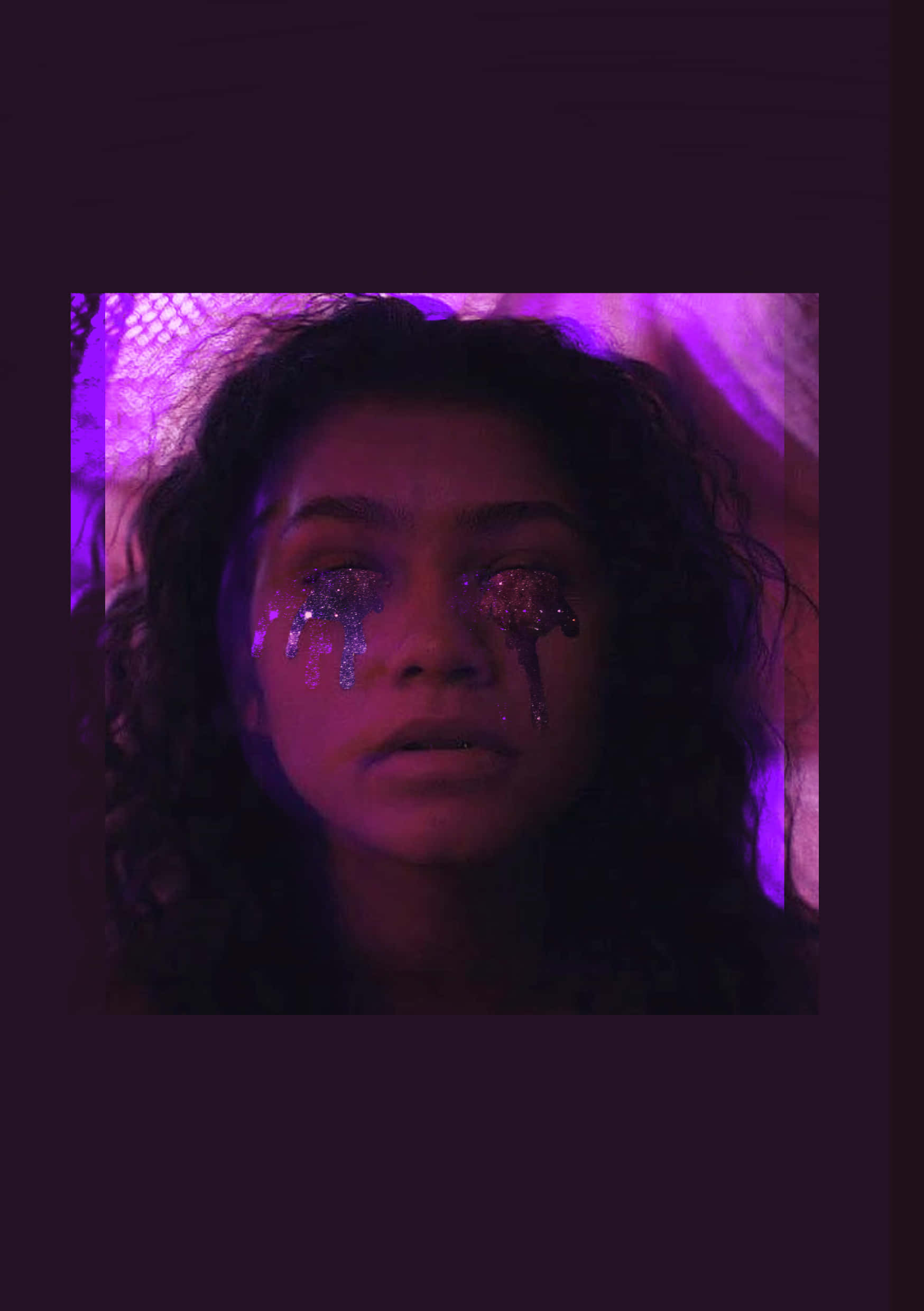 Euphoria Hbo iPhone 桌布 壁紙 — 一個人在強烈的紫色燈光下，閃閃發光的淚水流過臉龐。
