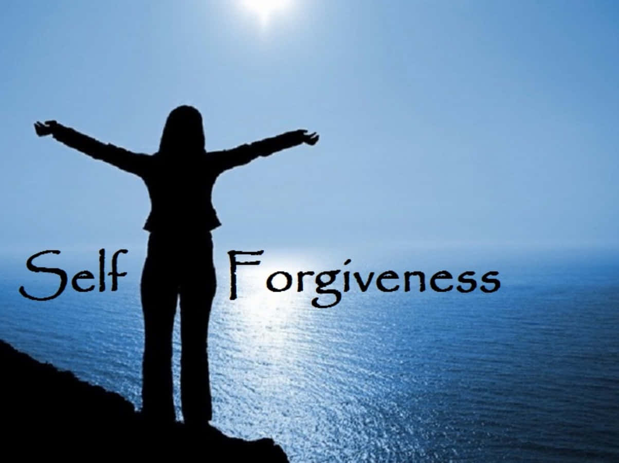 Forgiveness 桌布 壁紙 — 一個人在懸崖上張開雙臂，俯瞰海洋，在明亮的陽光下，帶有「Self Forgiveness」文字。