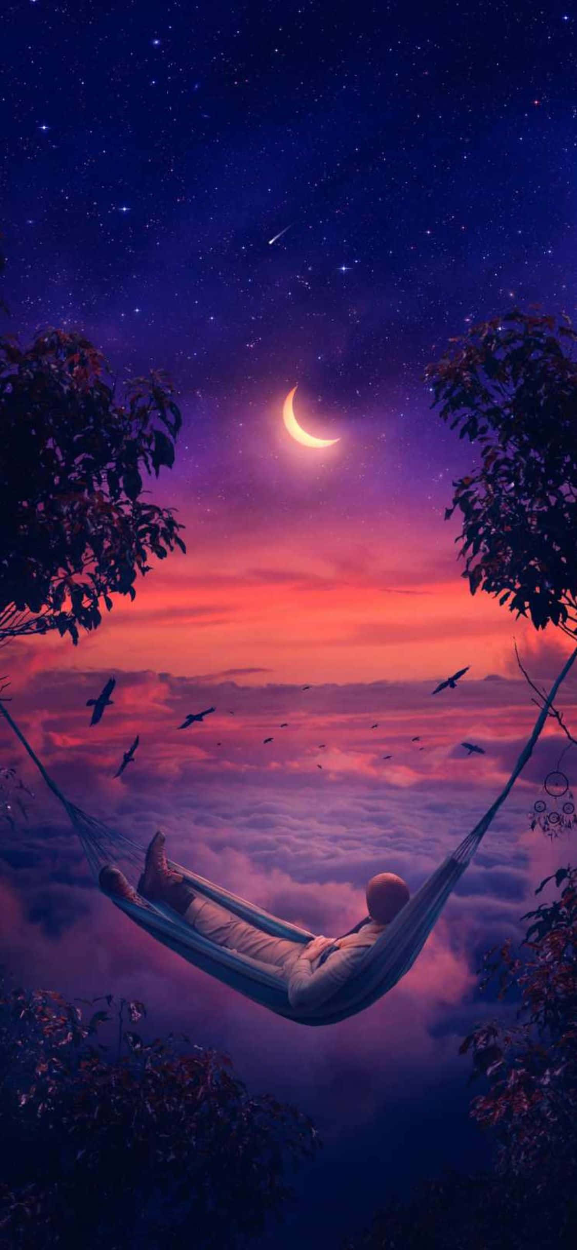 Chill 桌布 壁紙 — 一個人在新月和星空黃昏天空下，懸掛在樹木之間的吊床上放鬆，吊床在雲層之上。