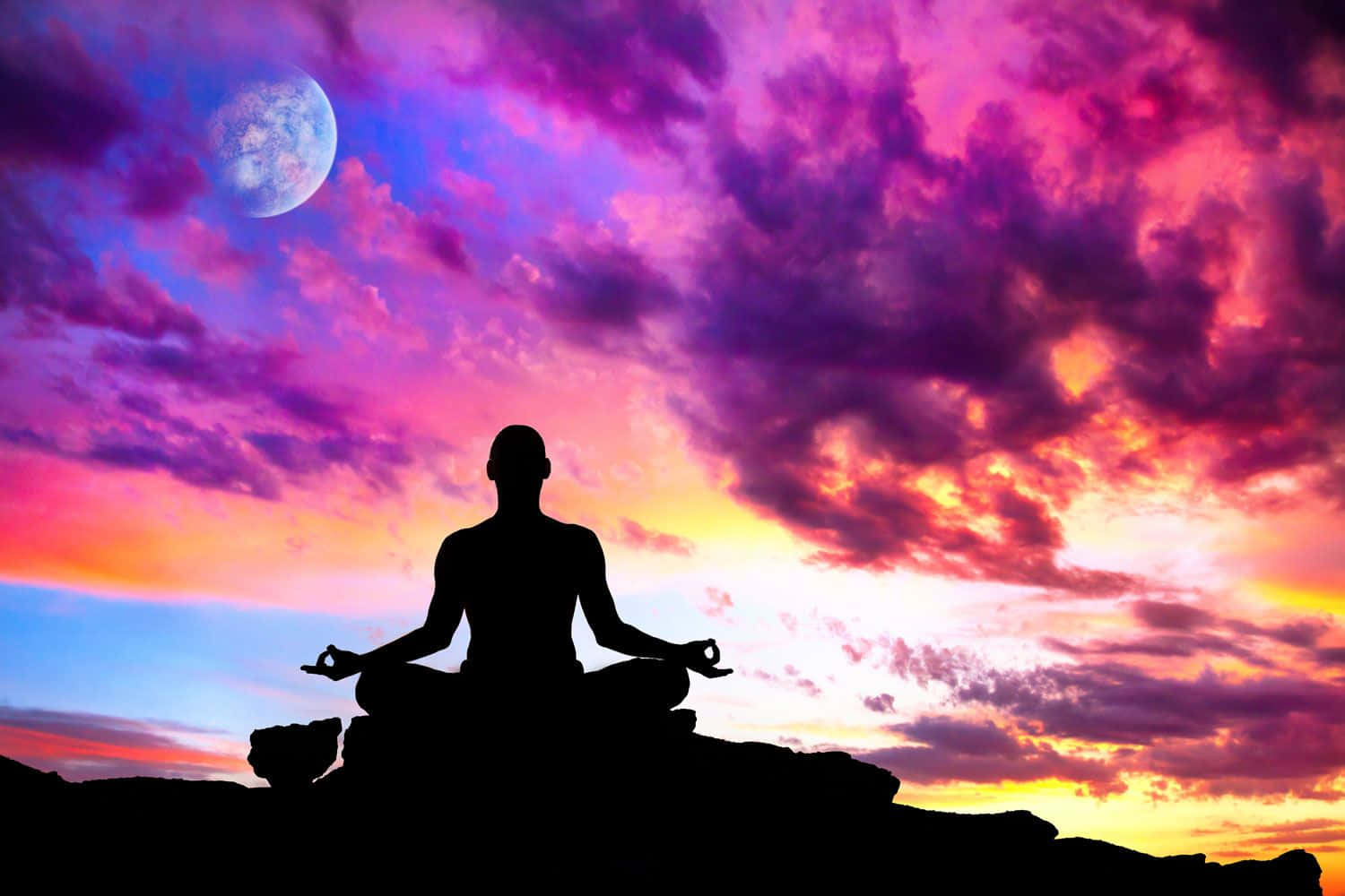 Transcendental 桌布 壁紙 — 一個人在日落時分在懸崖上冥想的剪影，滿月與充滿活力的紫橙色天空。