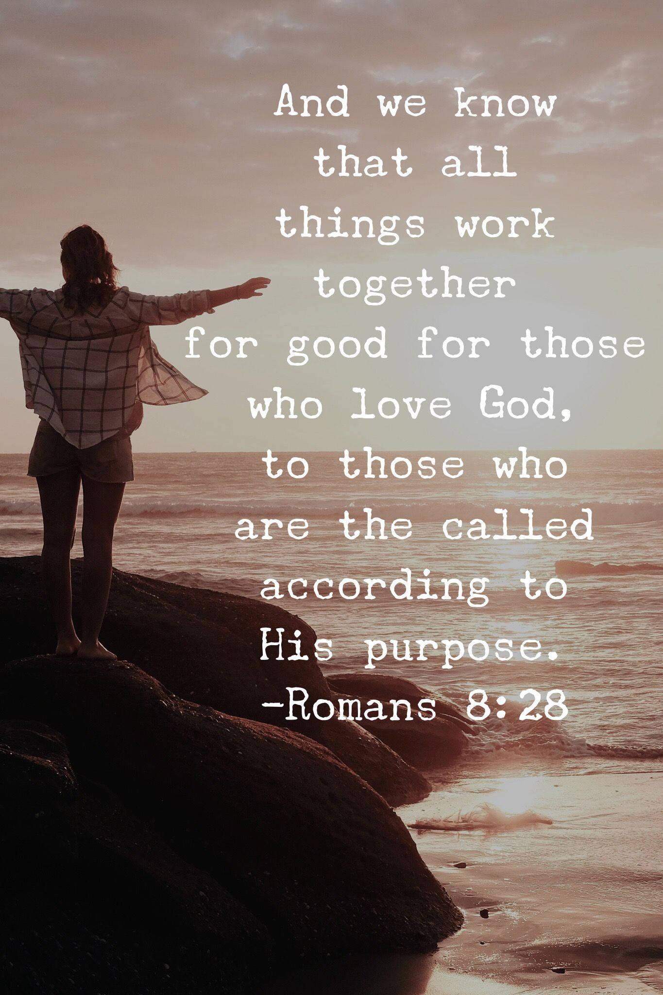 God Quotes 桌布 壁紙 — 一個人在日落時分站在岩石上，雙臂向海洋伸展，聖經經文覆蓋在場景上。