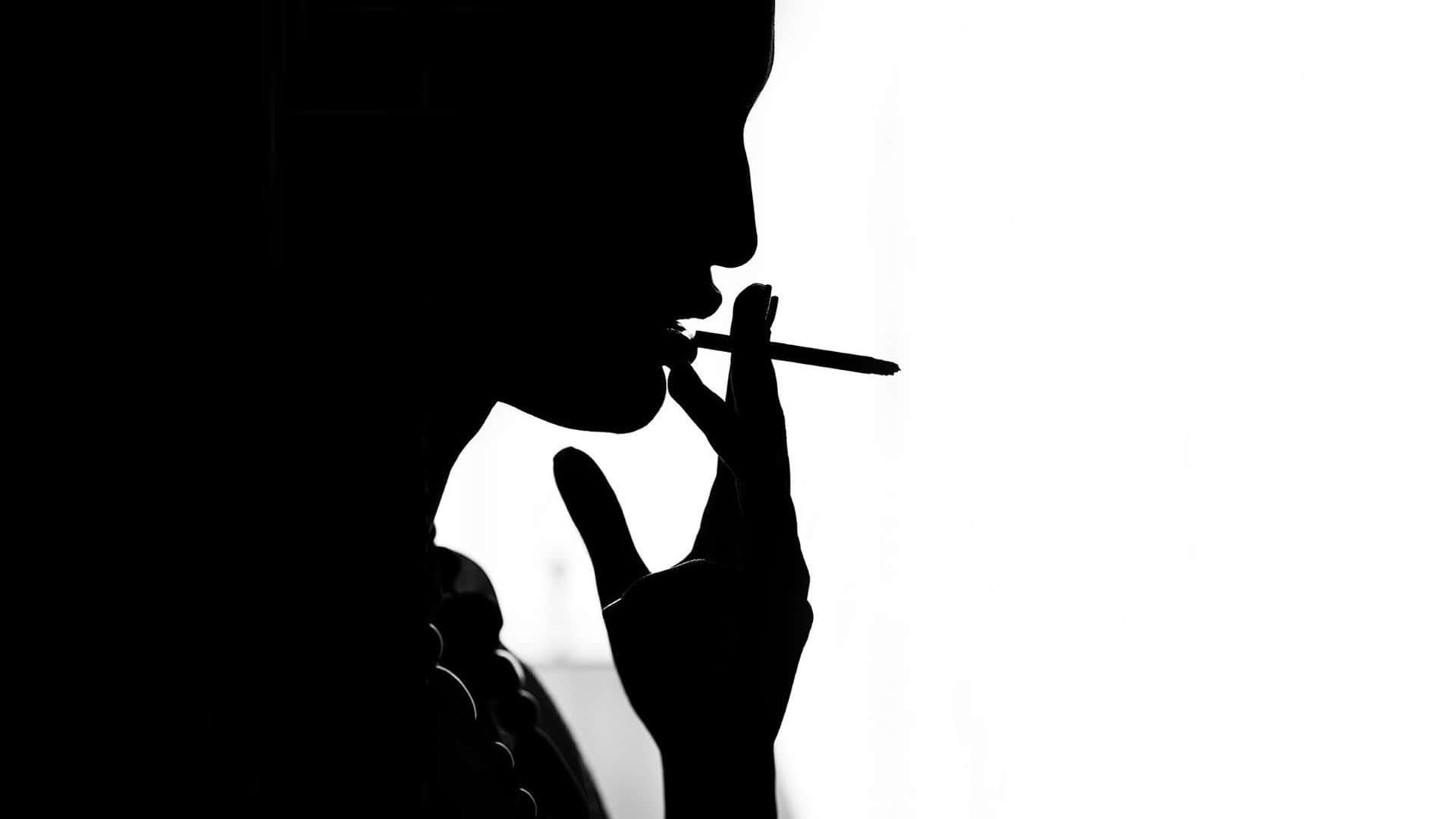 Silhouette 桌布 壁紙 — 一個人在明亮白色背景上抽煙的清晰黑色剪影。