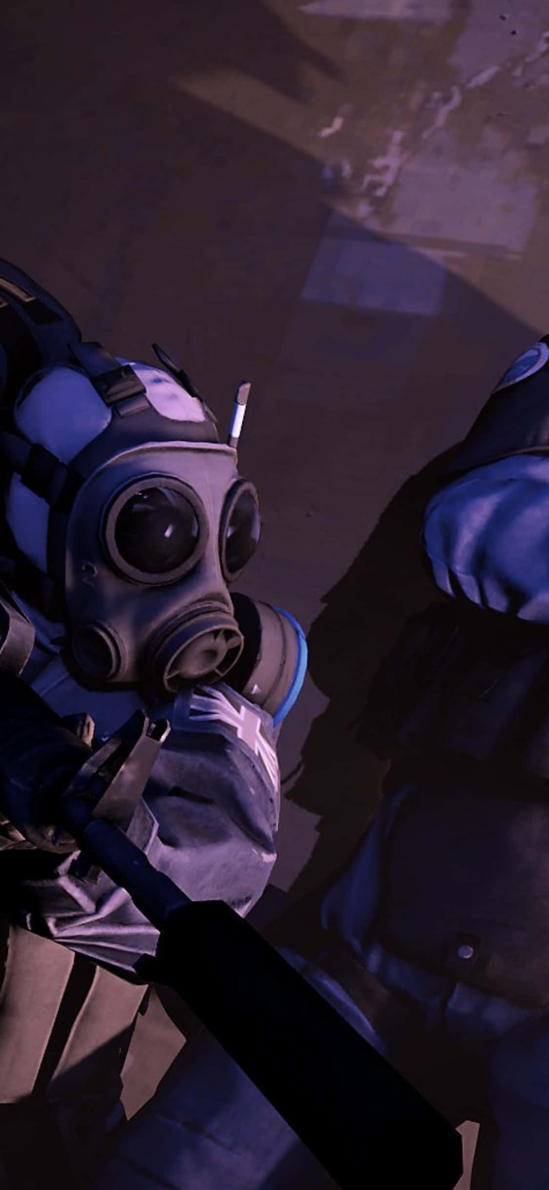 iPhone Xs Counter-strike Global Offensive 桌布 壁紙 — 一個人在昏暗環境中戴著防毒面具和戰術裝備手持武器的特寫。