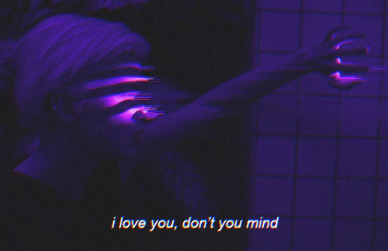 Indigo Aesthetic 桌布 壁紙 — 一個人在昏暗的紫色燈光房間中，向瓷磚牆伸出手，臉上帶有故障數位效果。