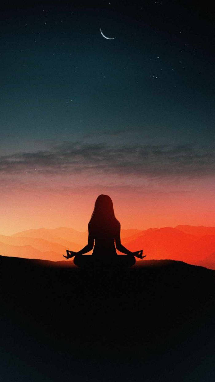 山景 桌布 壁紙 — 一個人在暮色中於山頂冥想，上方有新月和星星的剪影。